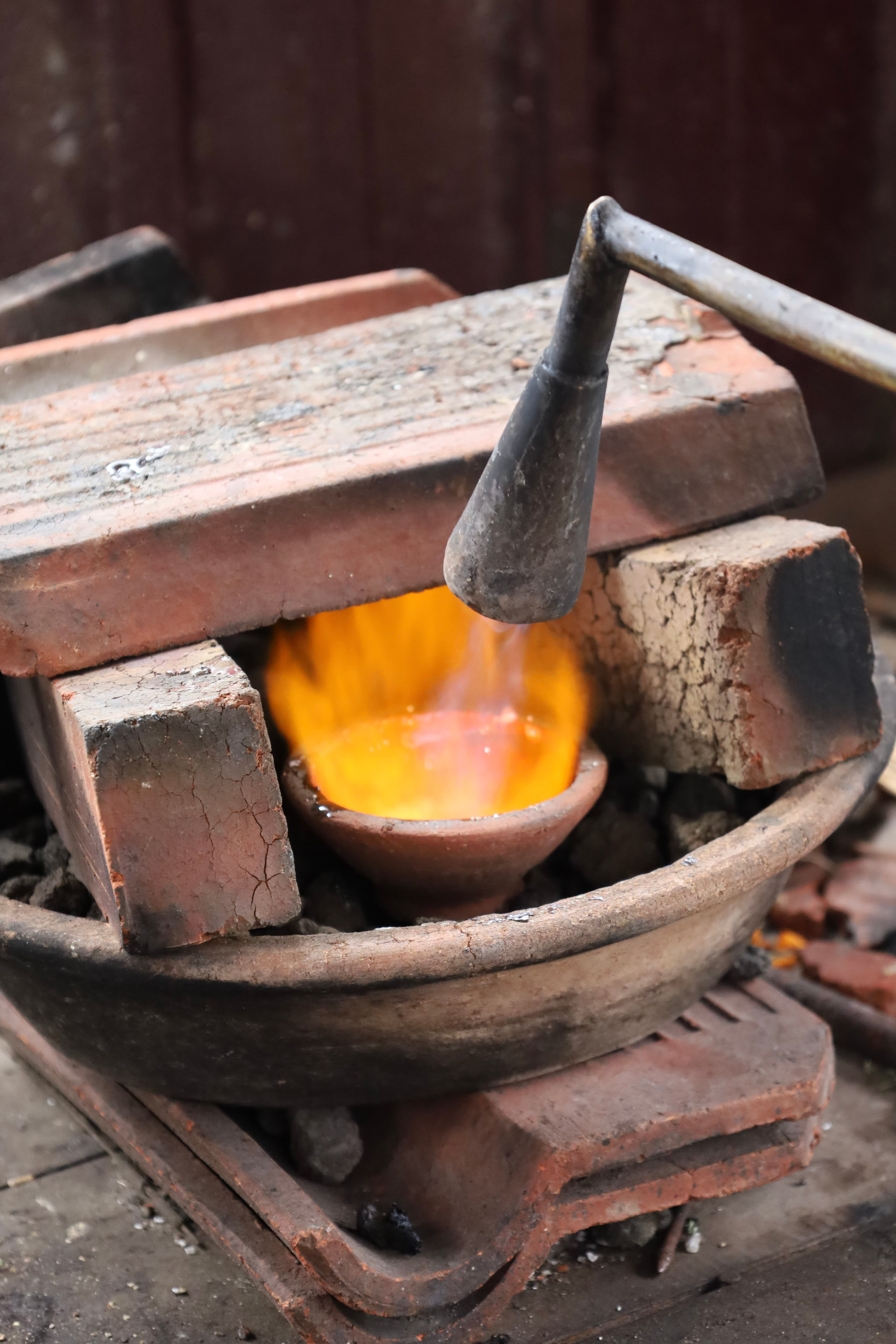 Zilver wordt verhit tijdens onze ringworkshop in Sidemen