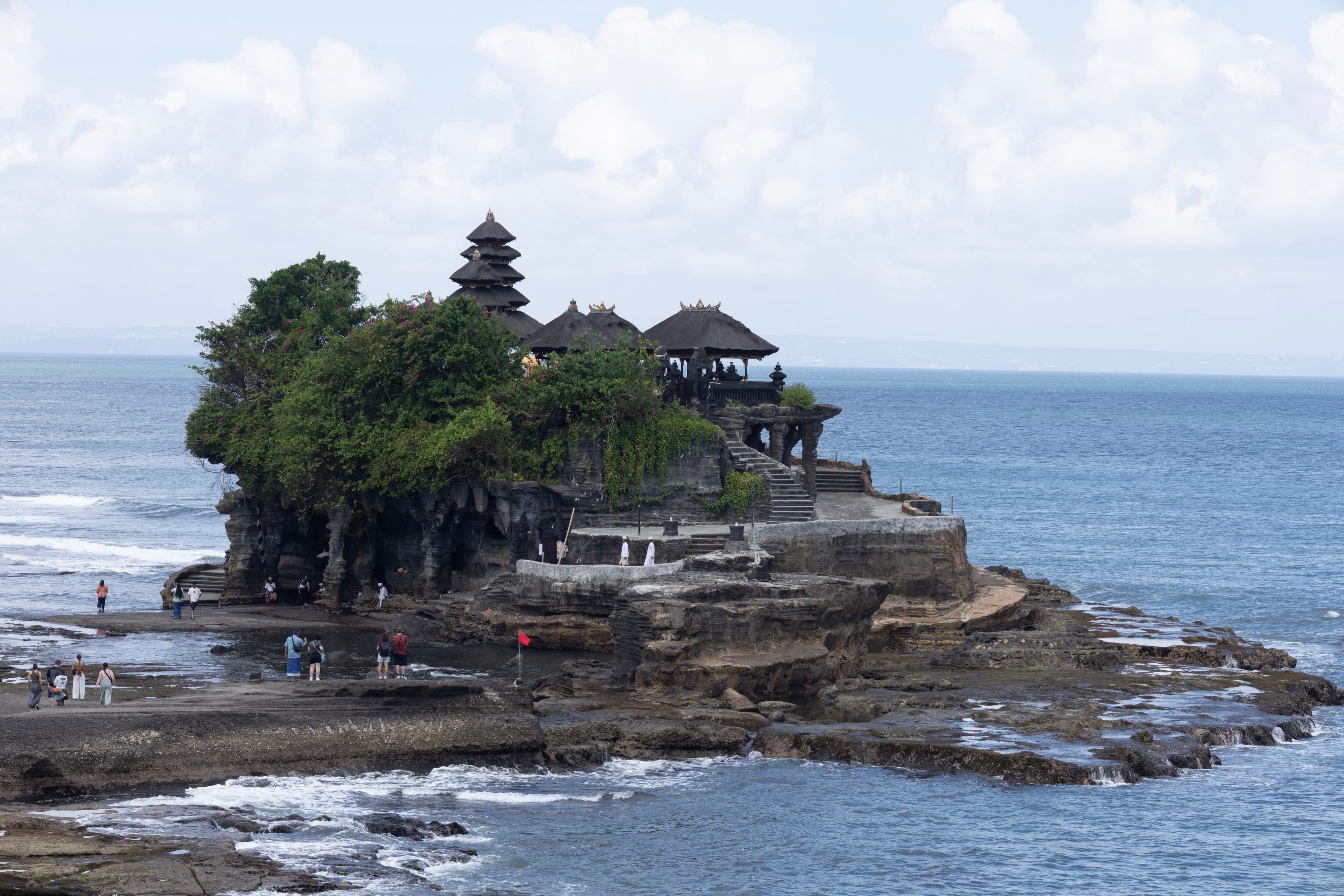De zeetempel Tanah Lot aan de kust van Bali