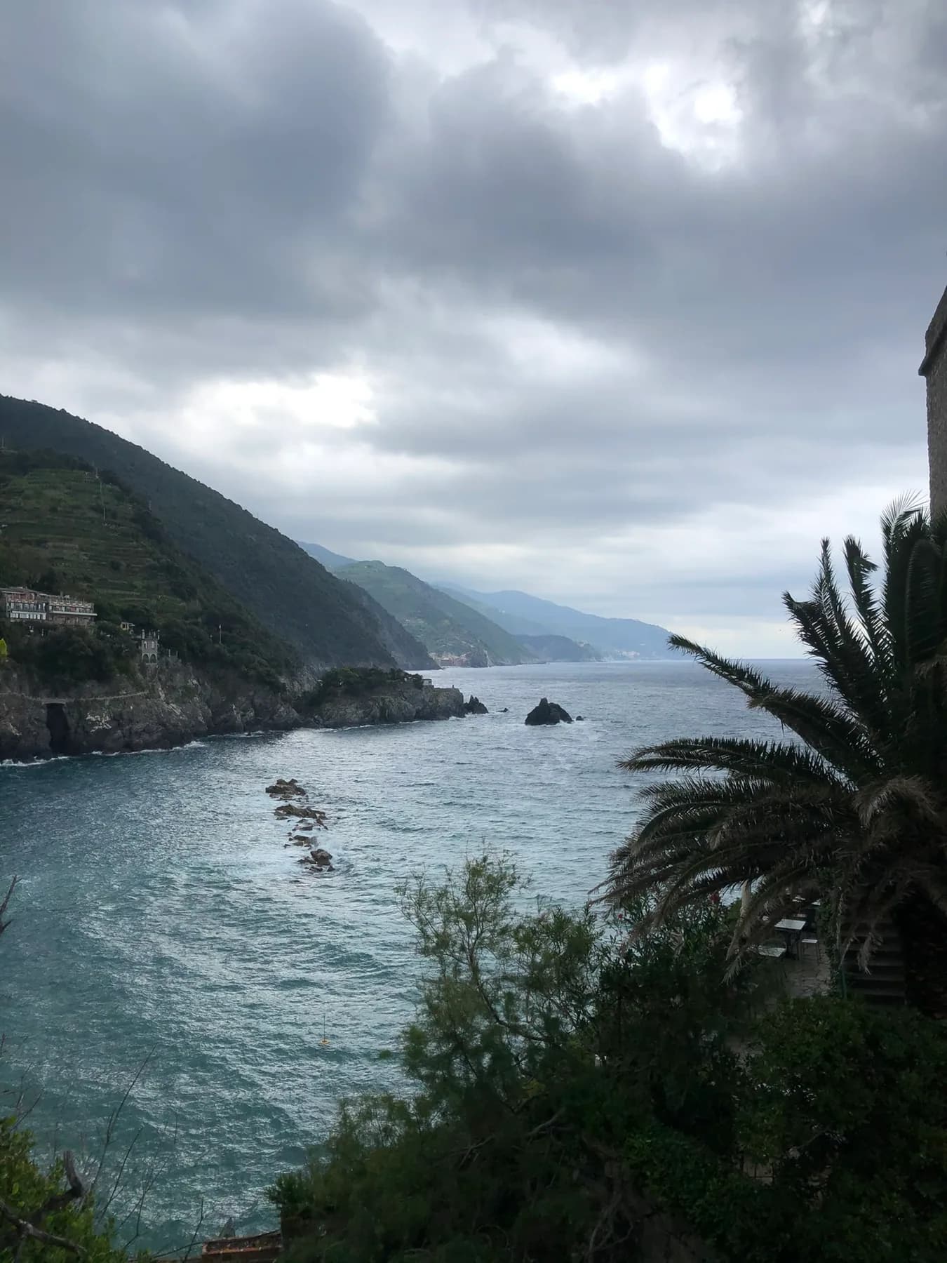 Rotsachtige Ligurische kust tussen de dorpen van Cinque Terre