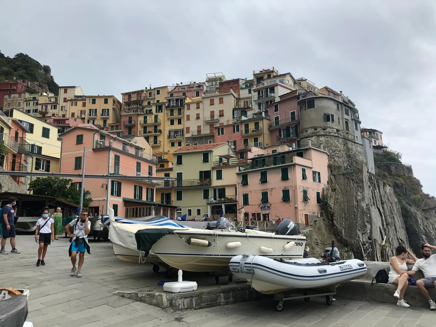 Huizen van Manarola tegen de rotsachtige kust