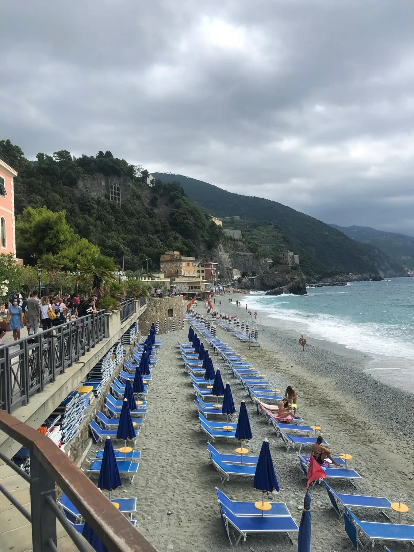 Strand van Monterosso al Mare aan de Ligurische kust