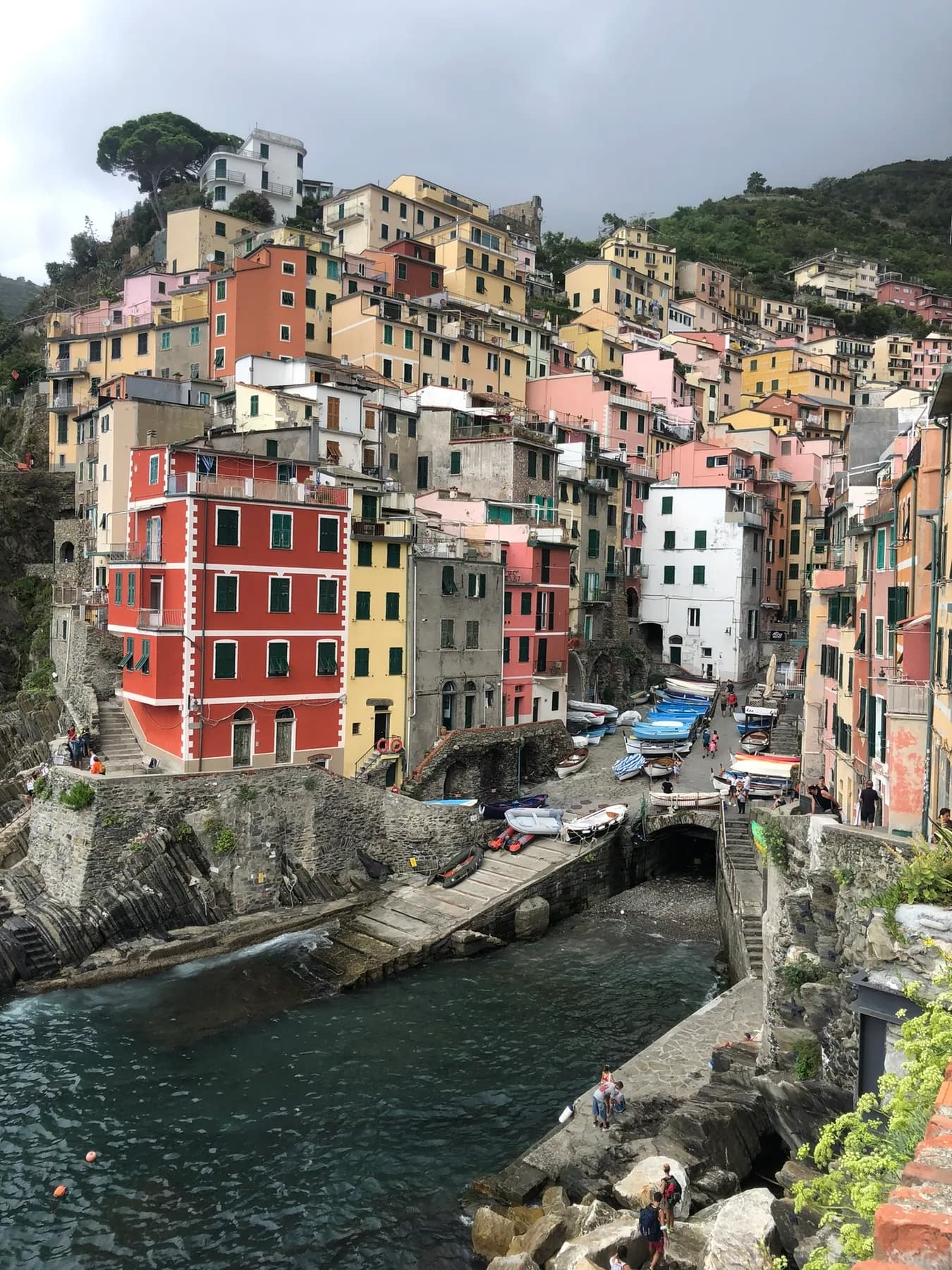 Kleurrijke huizen rond de haven van Riomaggiore in Cinque Terre