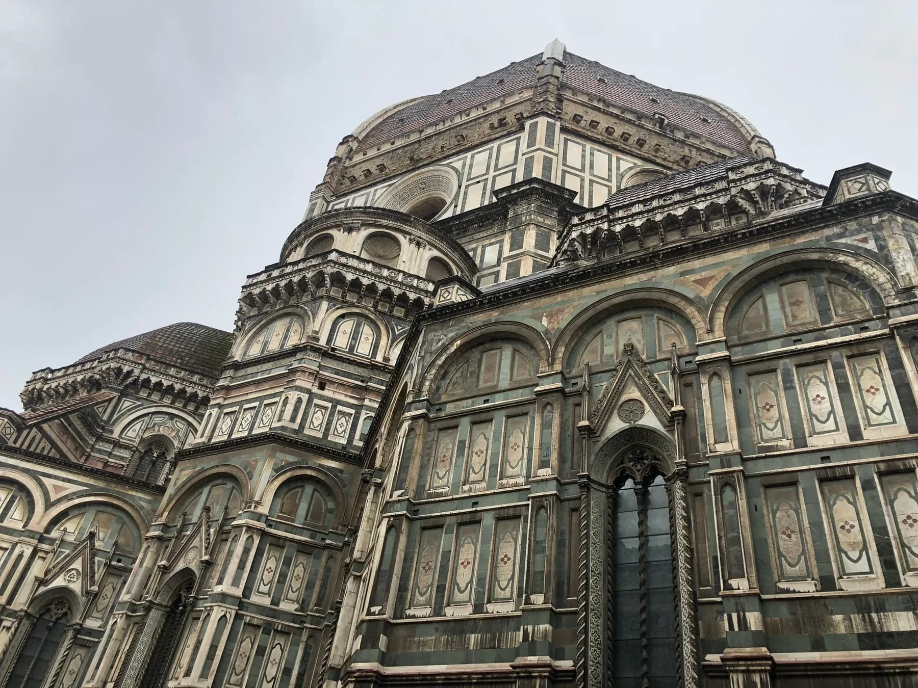 Koepel en marmeren gevel van de Duomo van Florence