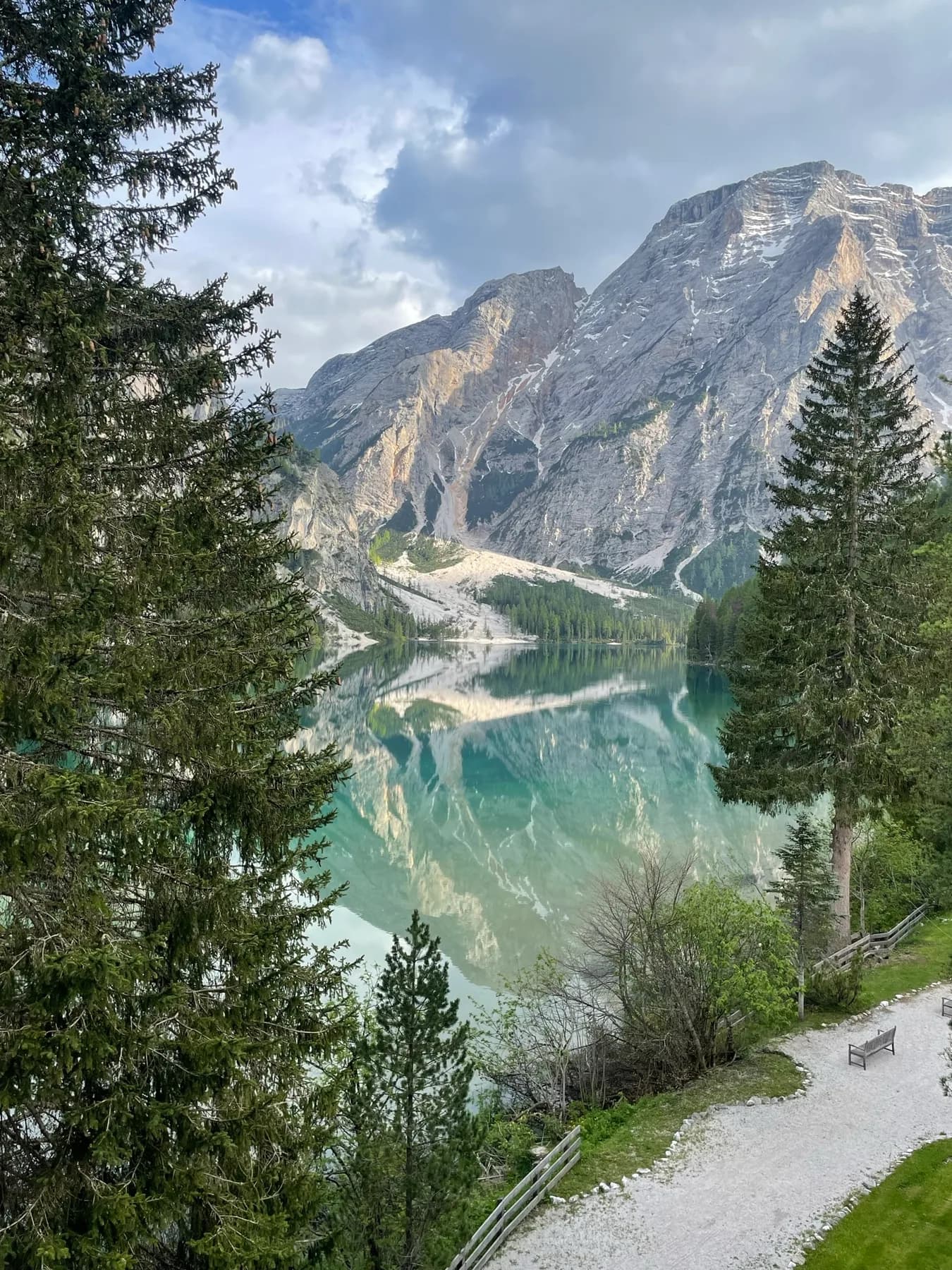 Lago di Braies met de Dolomieten op de achtergrond