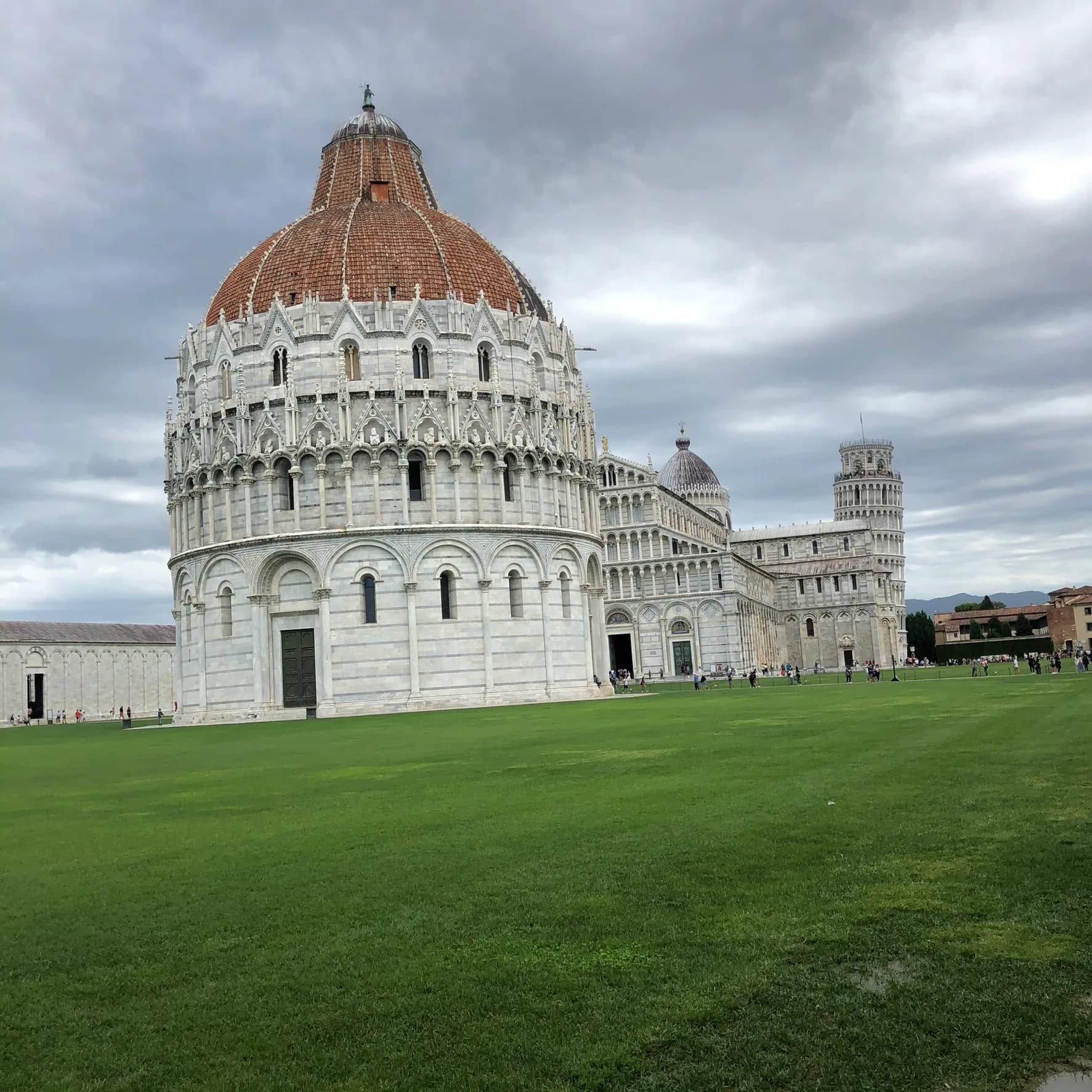 Baptisterium van Pisa op het groene plein