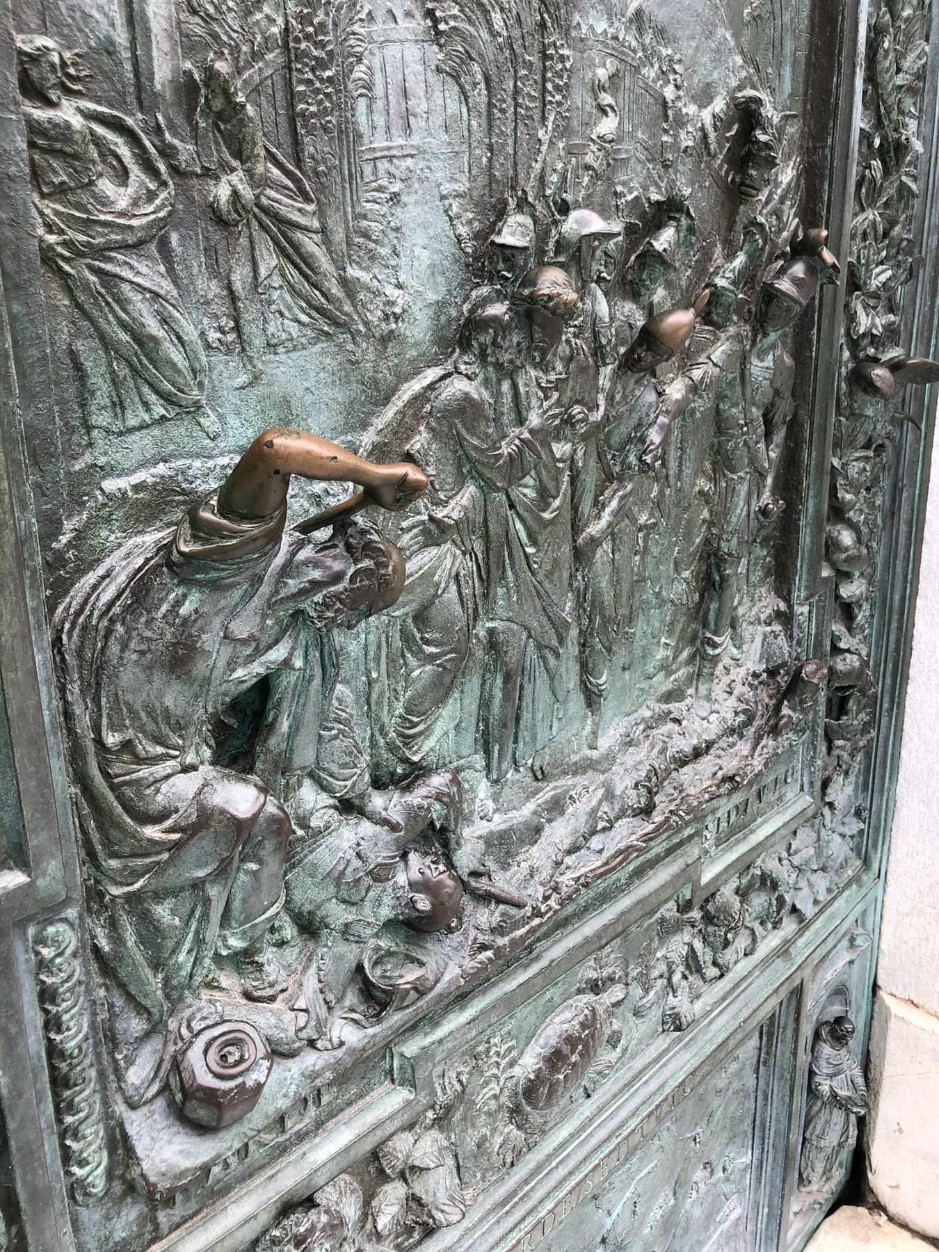Detail van de bronzen deur van de Duomo van Pisa