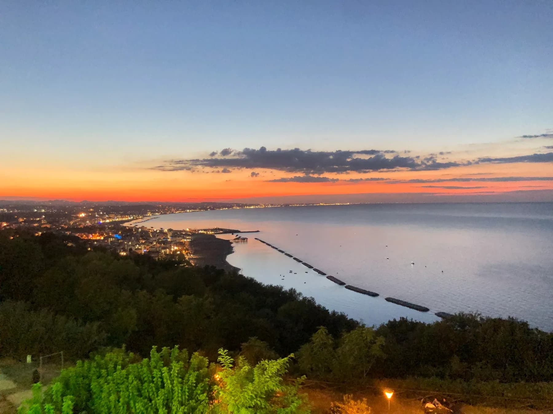 Zonsondergang boven de Adriatische kust bij Rimini