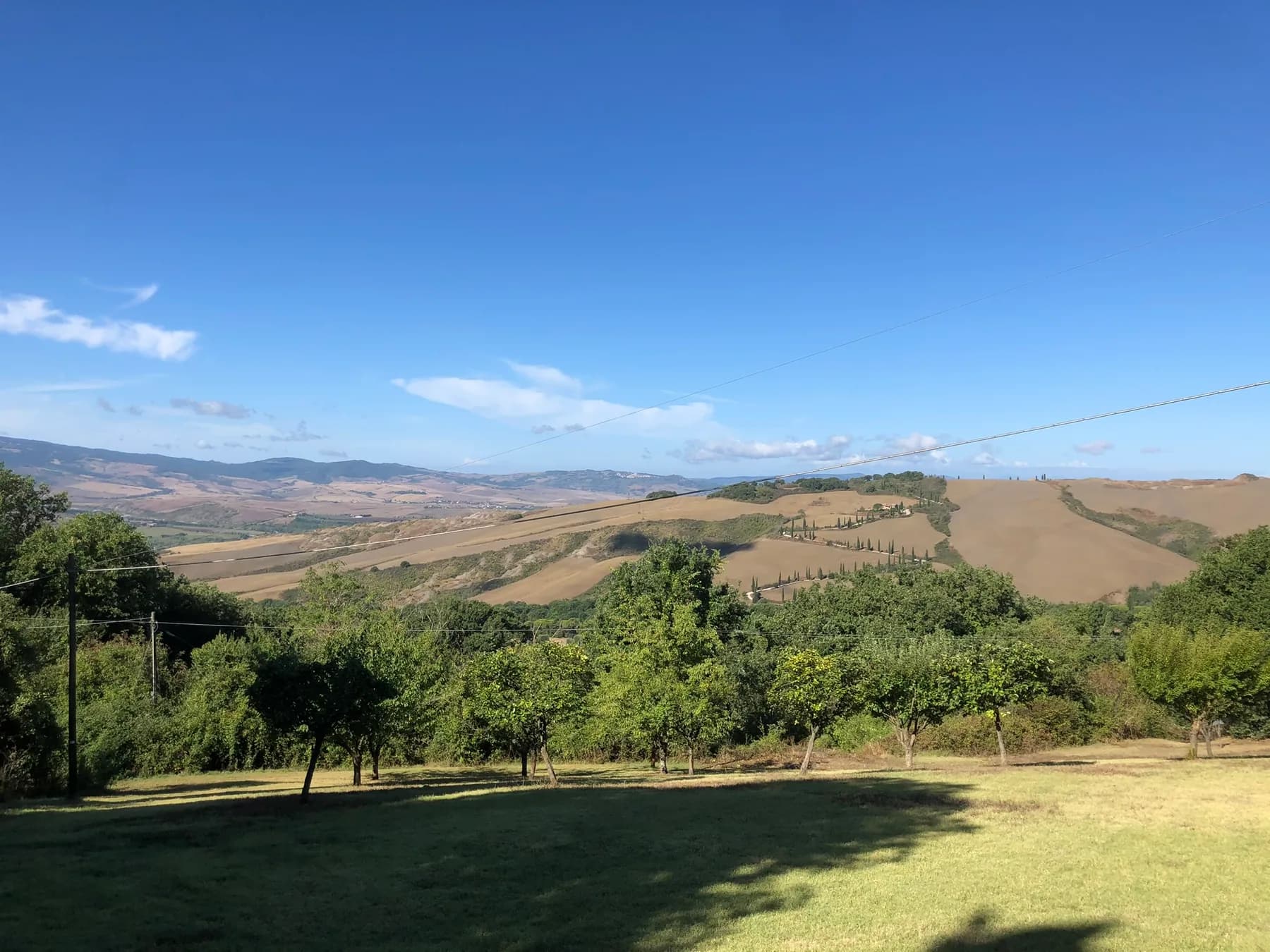Landweg door het heuvelachtige landschap van Toscane