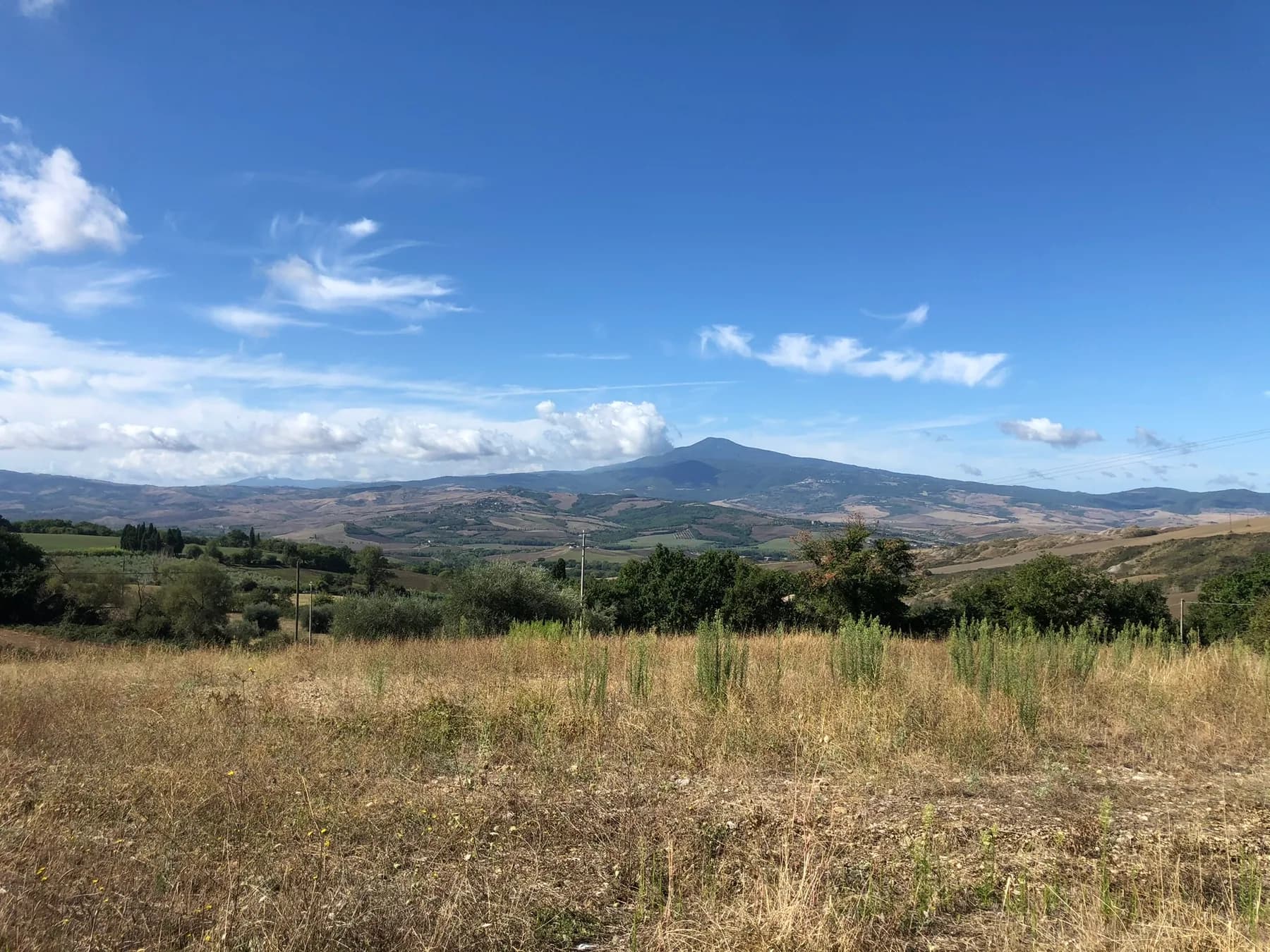 Glooiende heuvels en velden in de Val d'Orcia