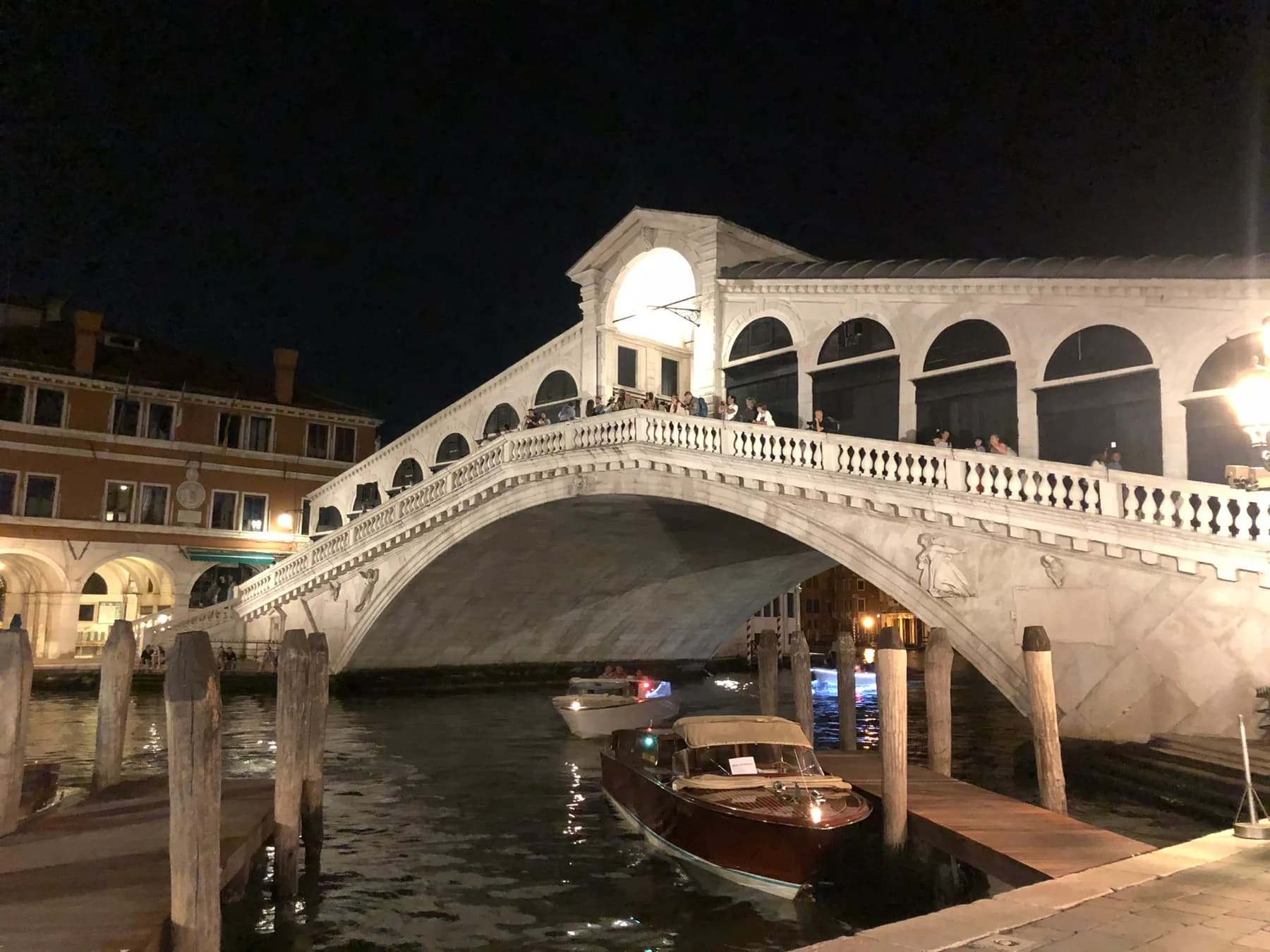 Rialtobrug over het Canal Grande in de avond