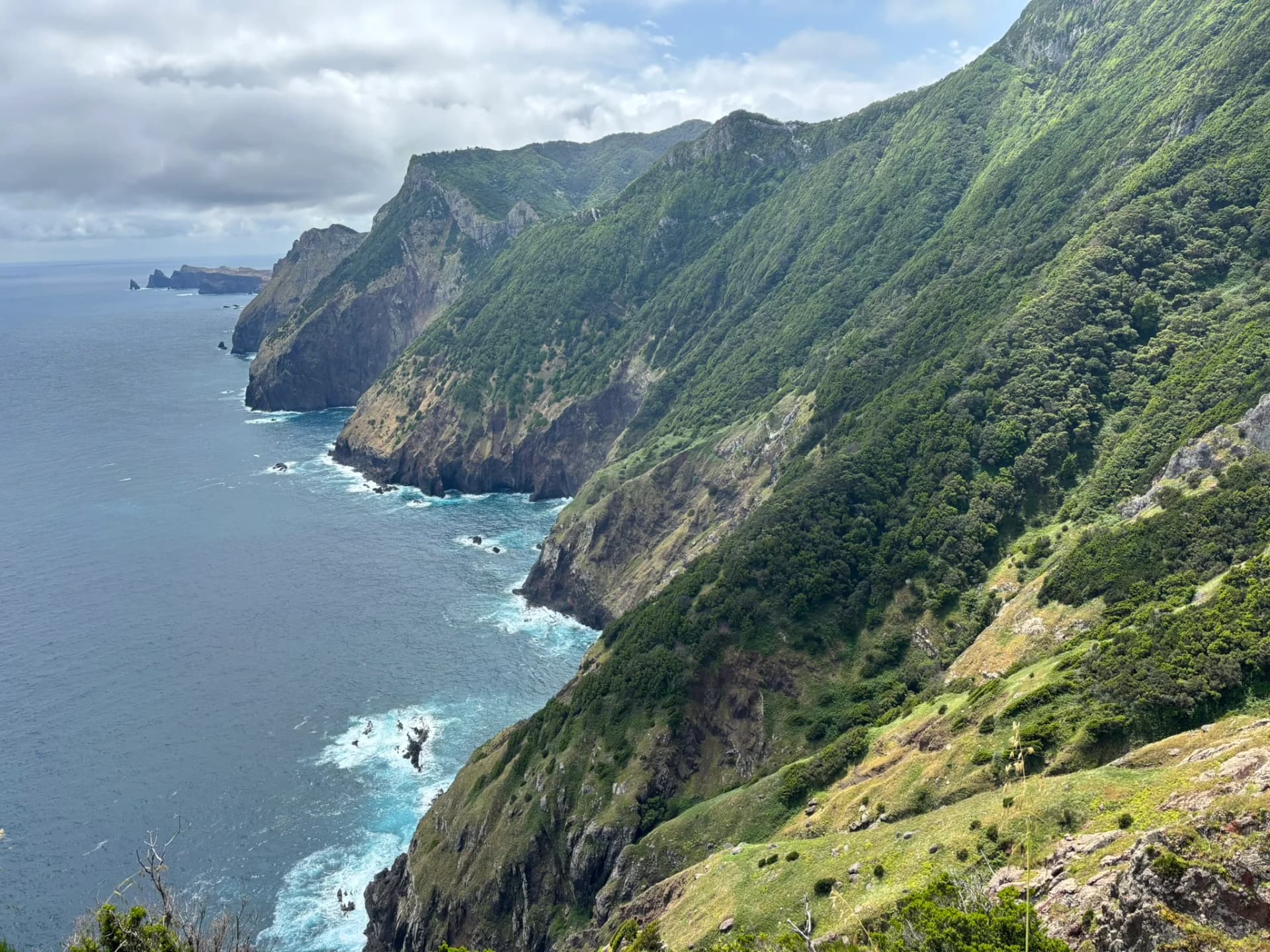 Groene kliffen langs Boca do Risco boven de Atlantische Oceaan