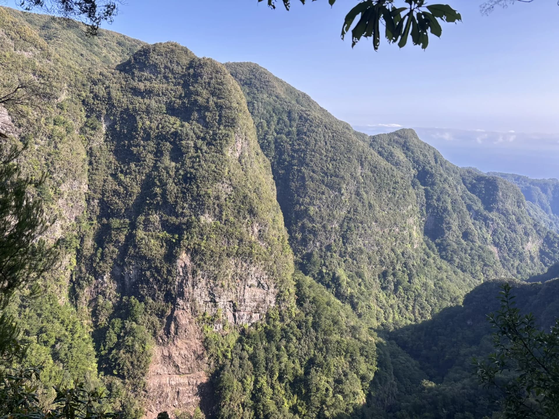Diepe groene bergvallei langs de route naar Caldeirão Verde