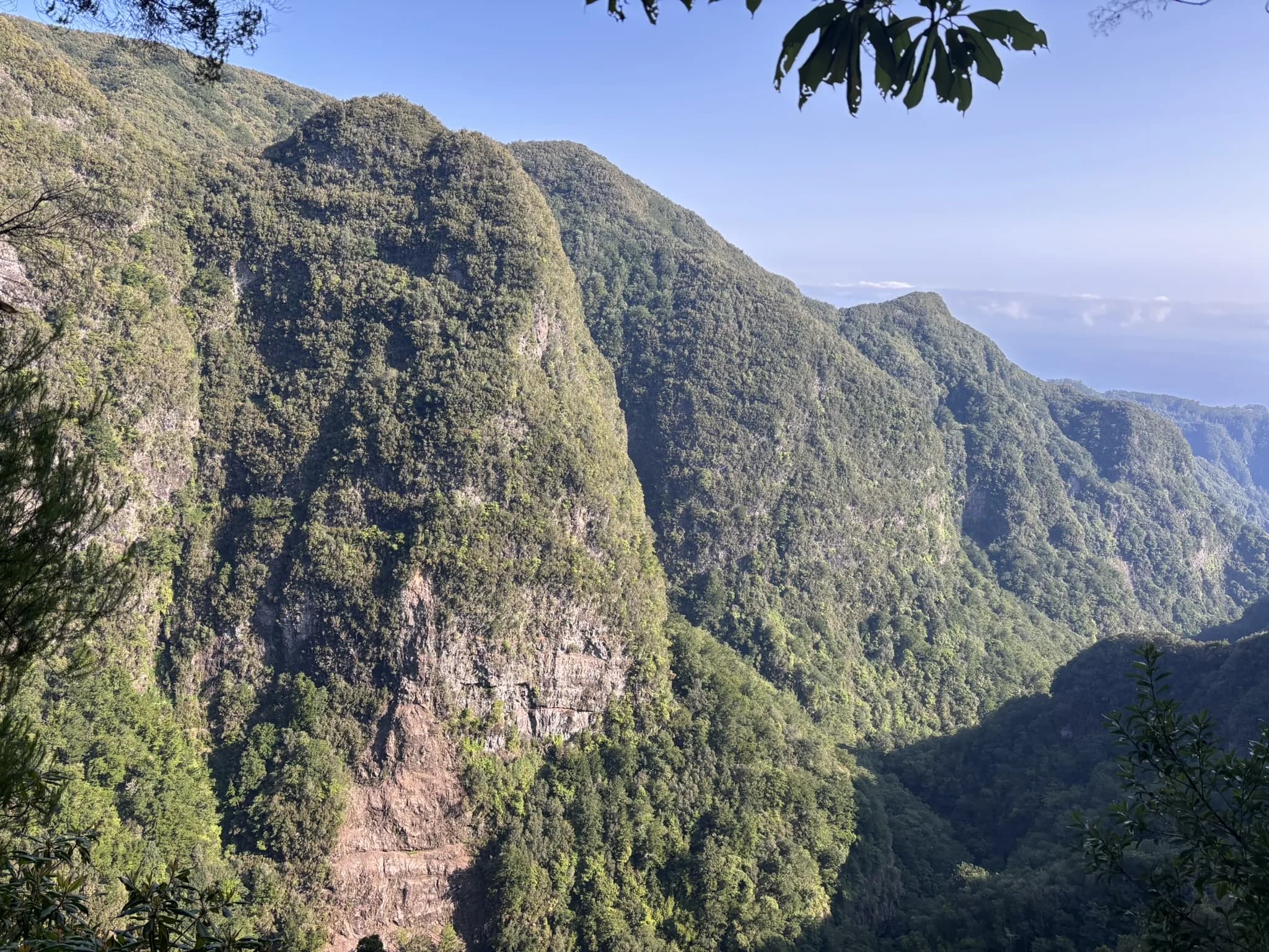 Diepe groene bergvallei langs de route naar Caldeirão Verde
