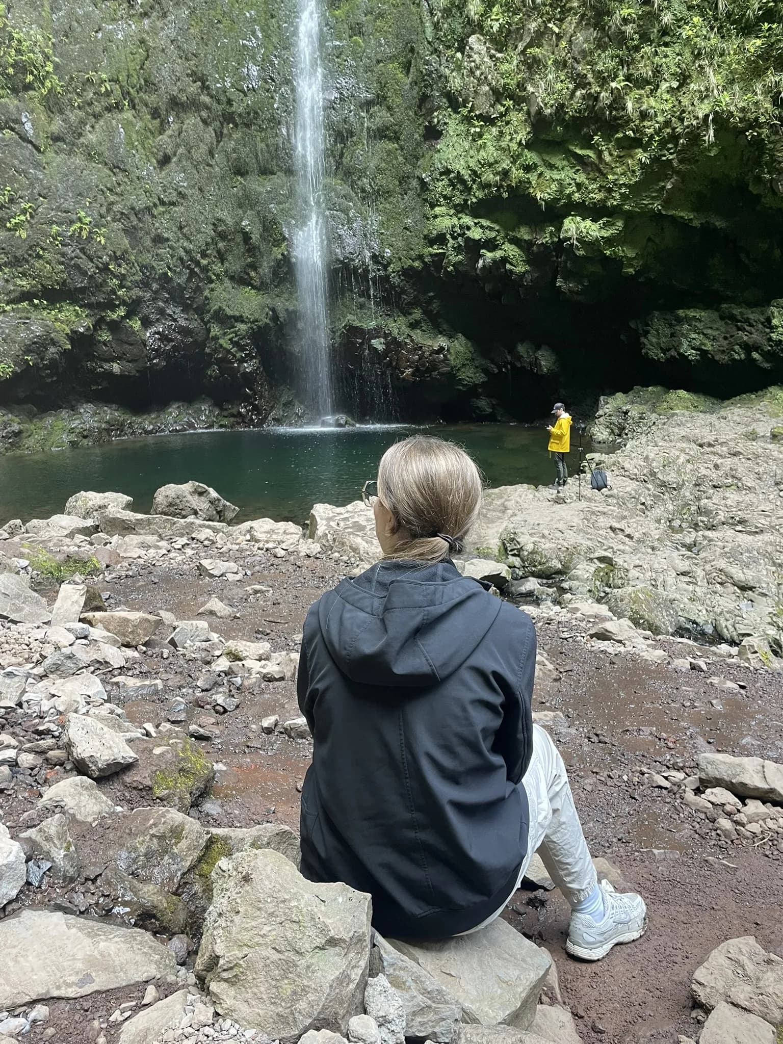Waterval die uitkomt in een rotsachtige poel bij Caldeirão Verde