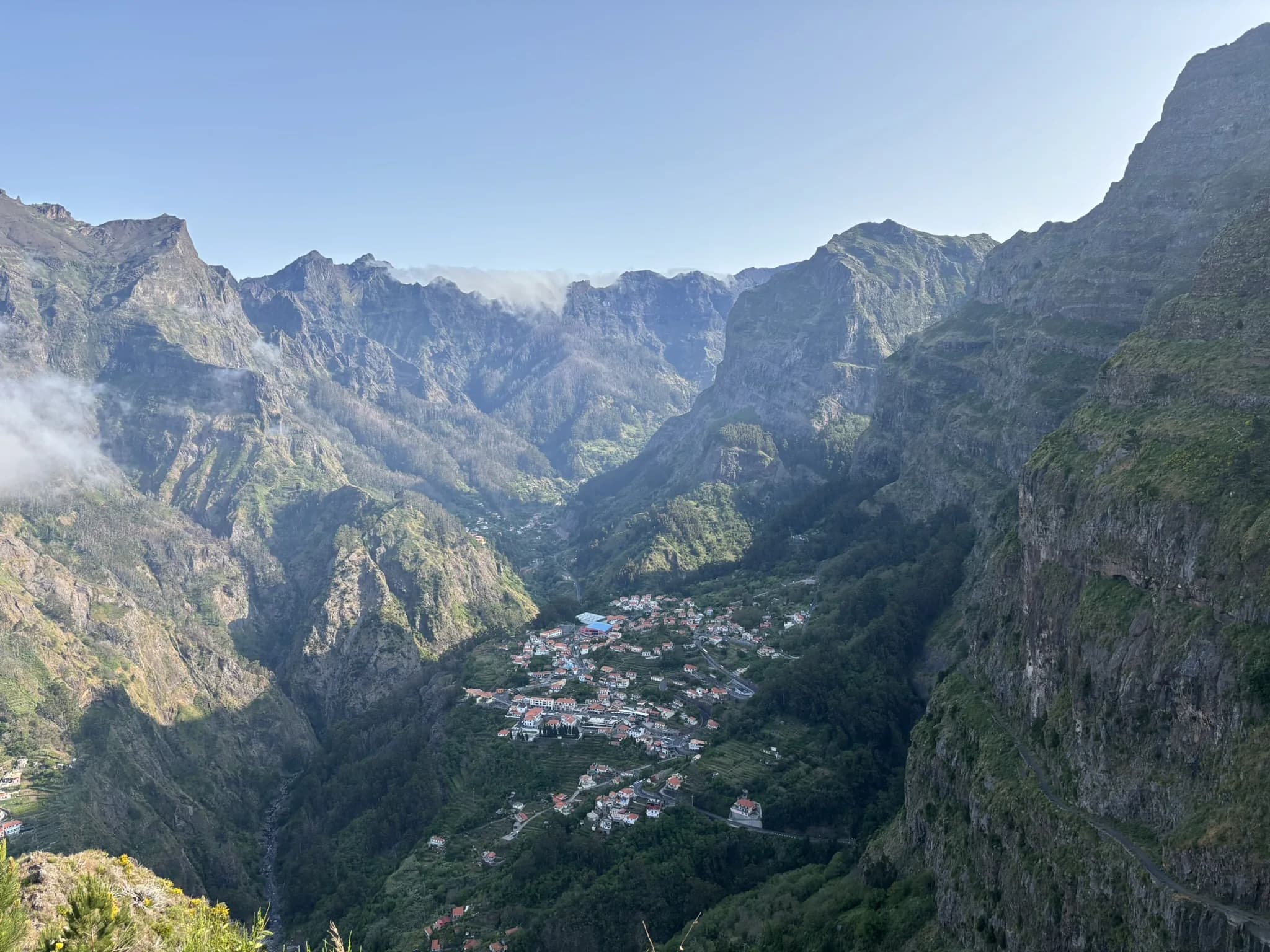 Curral das Freiras diep tussen steile bergwanden