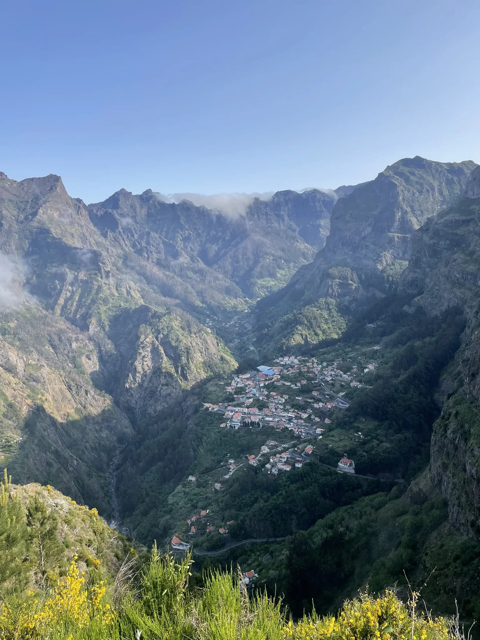Uitzicht over de vallei van Curral das Freiras