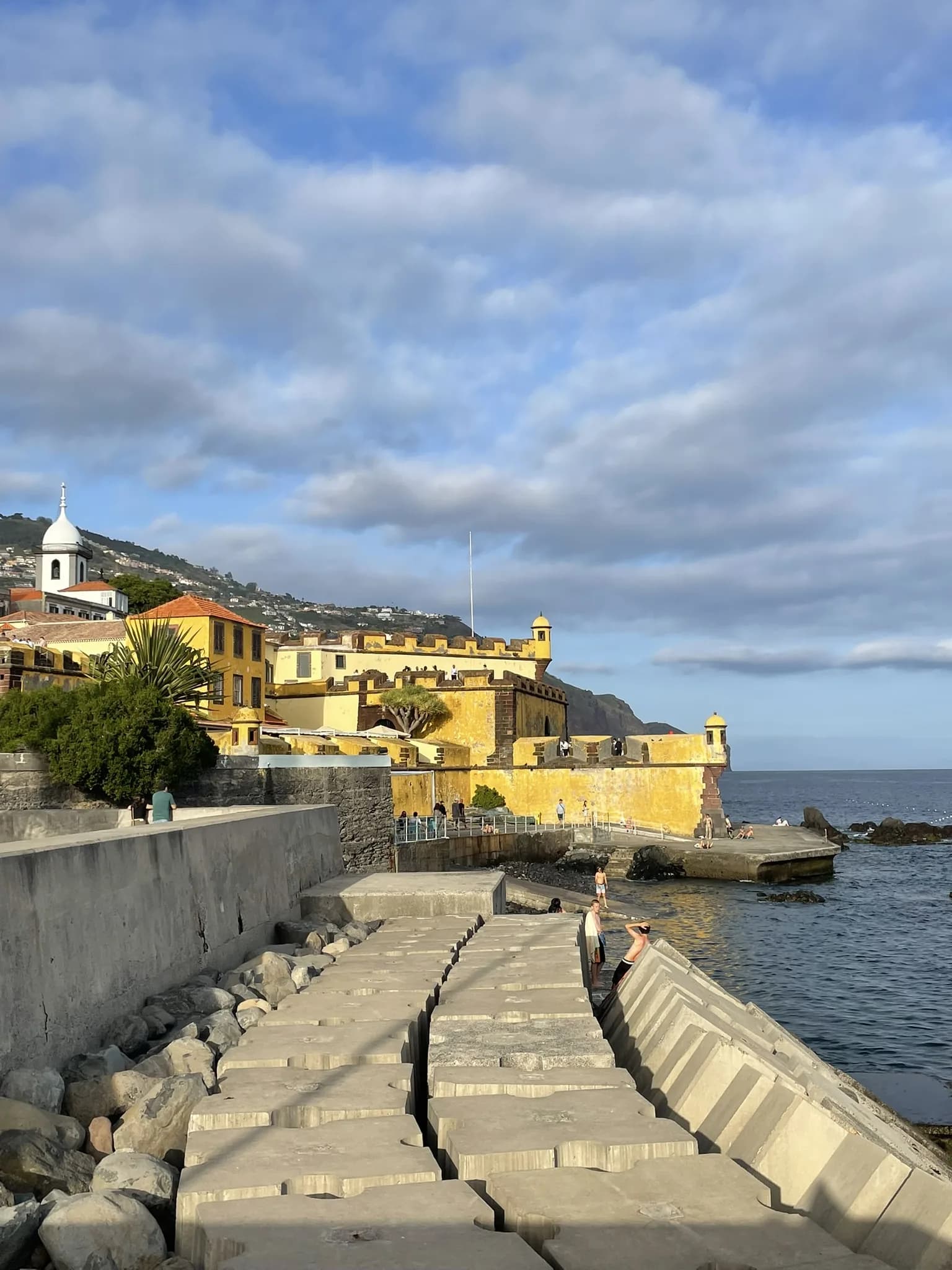 Geel fort aan de kust van Funchal