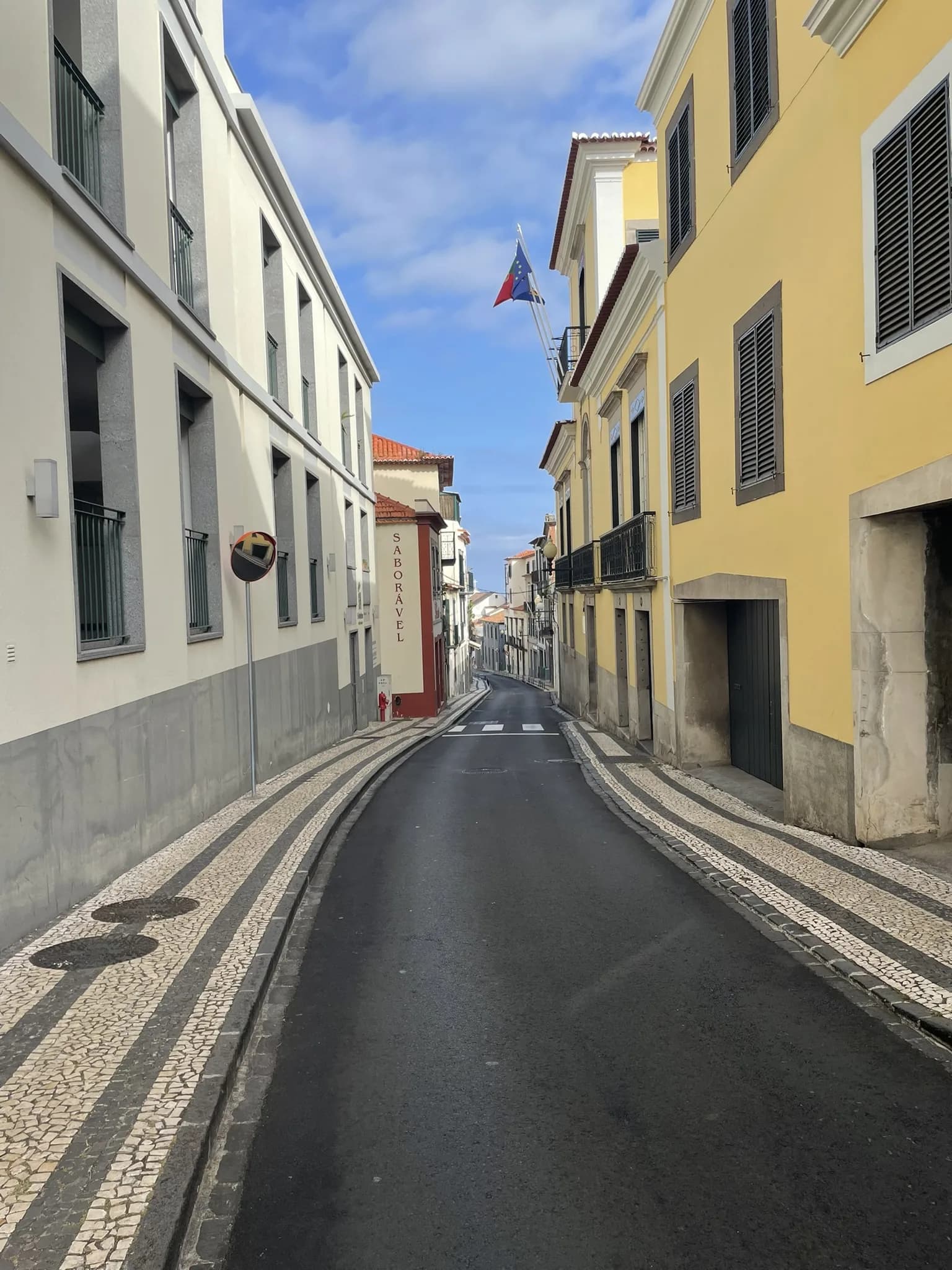 Smalle straat met Portugese bestrating in Funchal