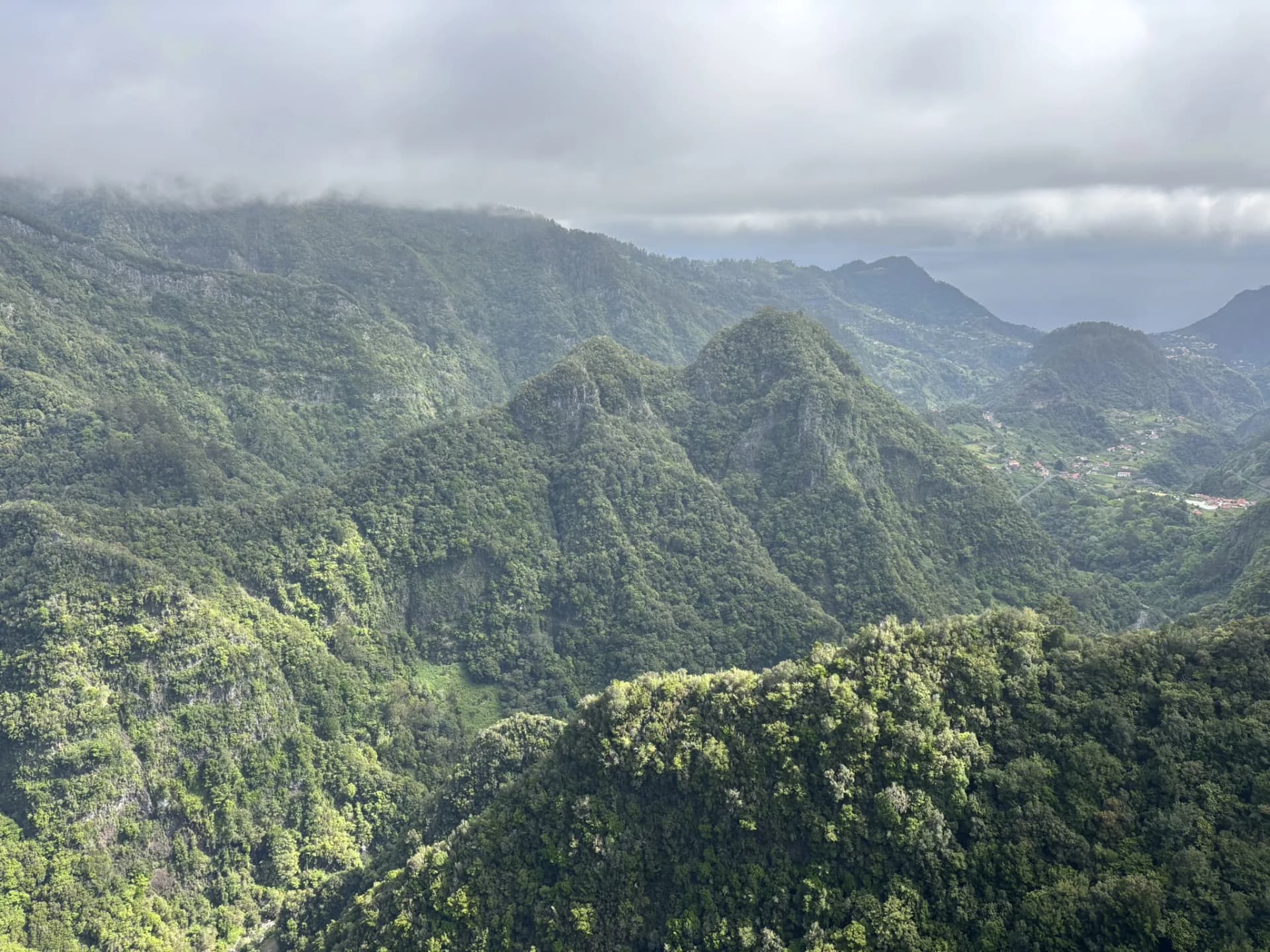 Groene bergkammen van Madeira tussen laaghangende wolken