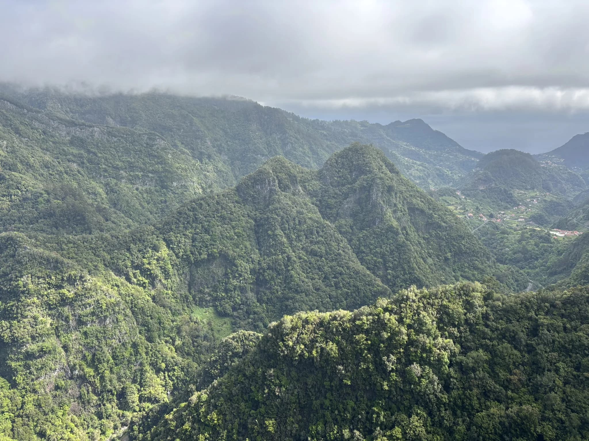 Groene bergkammen van Madeira tussen laaghangende wolken