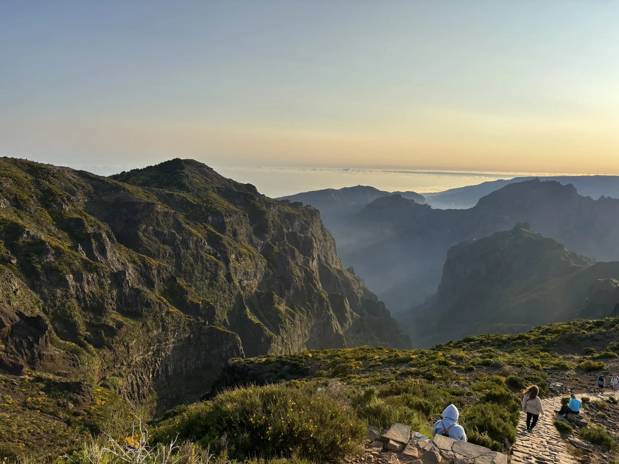 Bergkammen en diepe dalen langs de route bij Pico do Areeiro