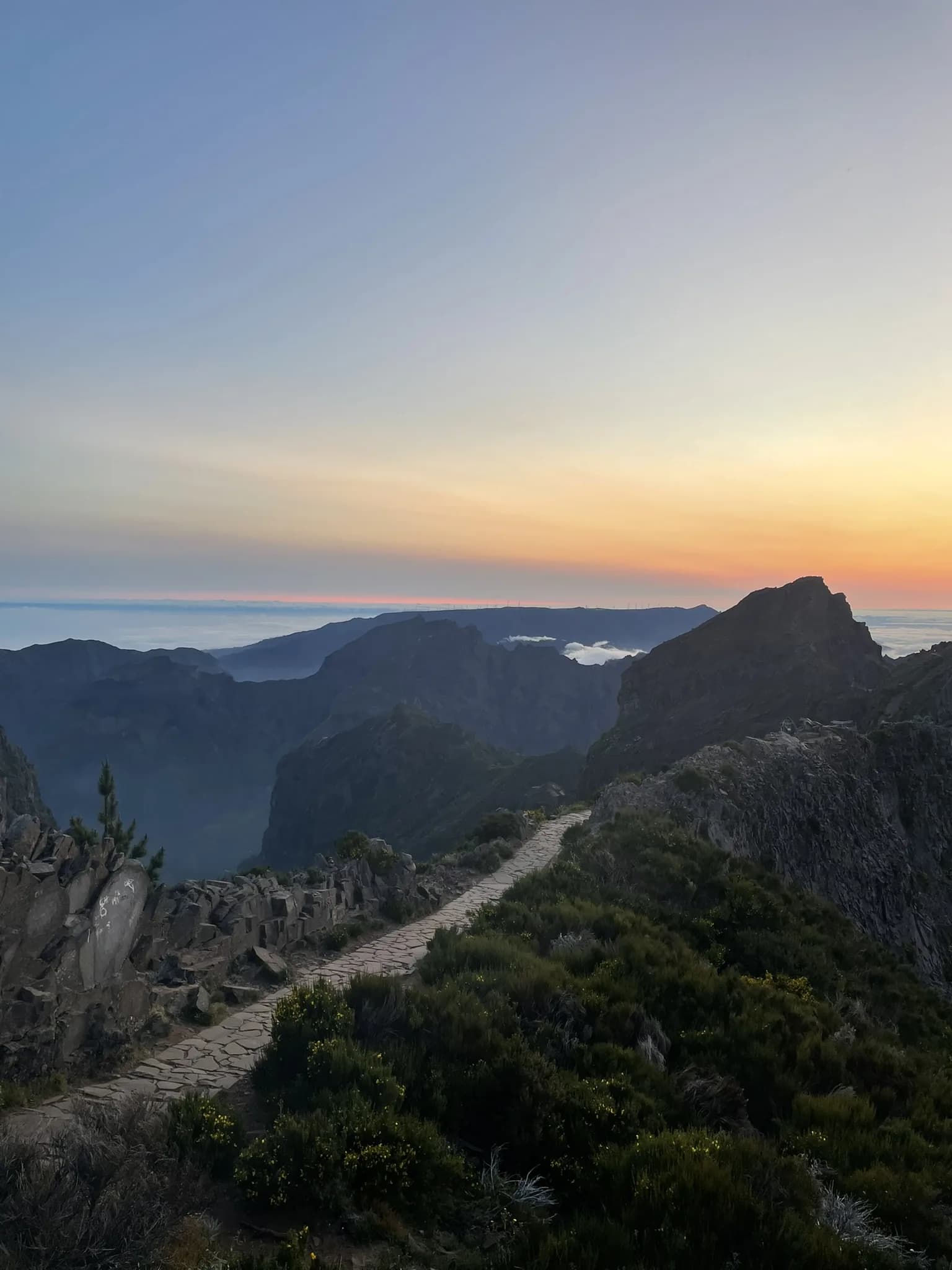 Bergpad door het centrale berglandschap bij Pico do Areeiro