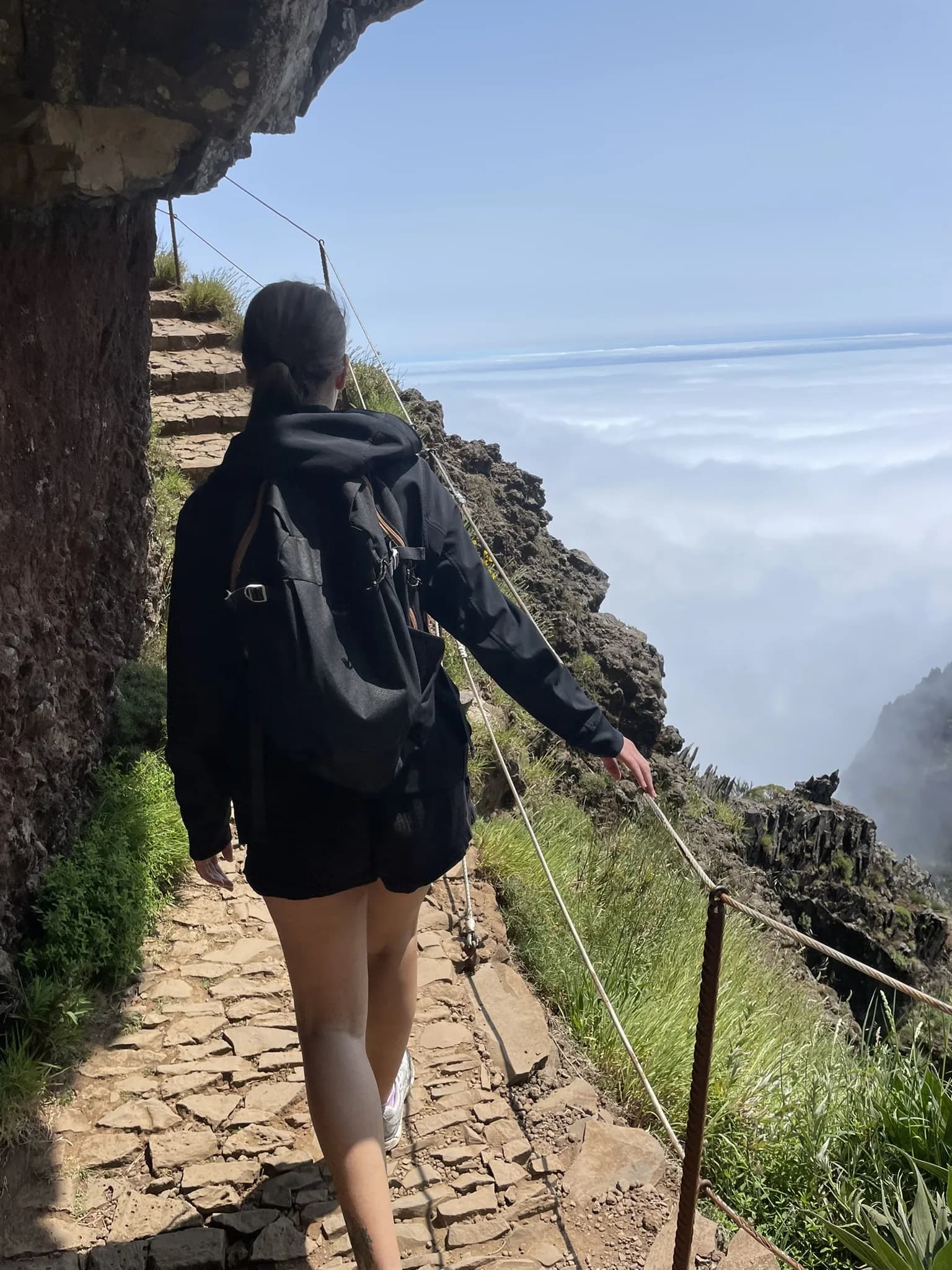 Stenen bergpad boven de wolken bij Pico do Areeiro