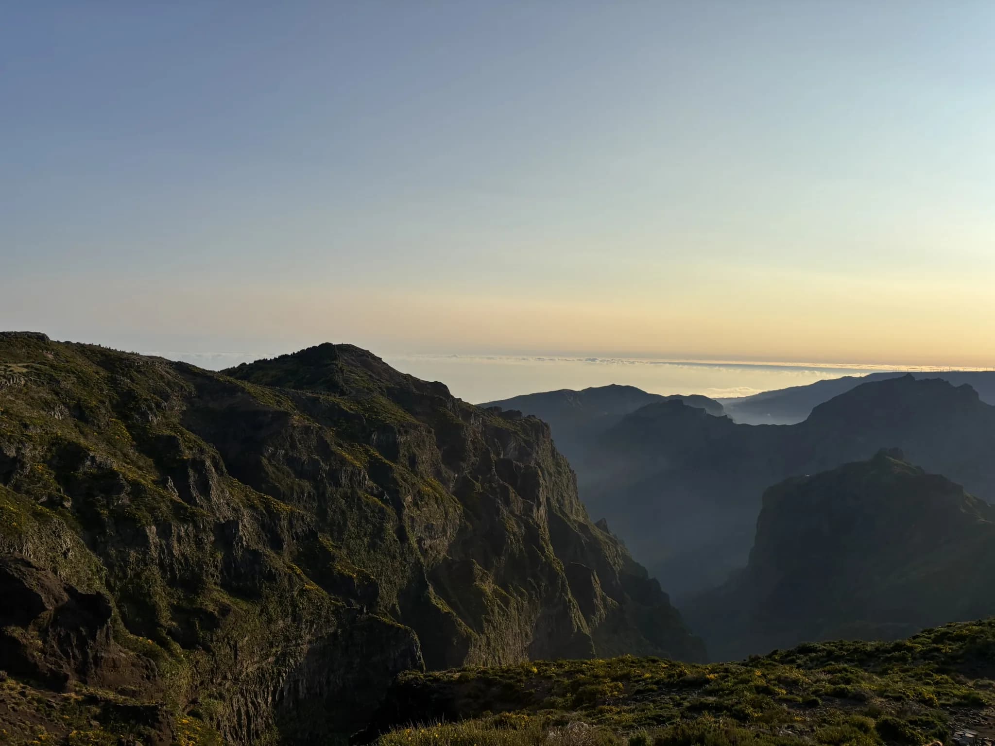 Bergkammen boven de wolken bij Pico do Areeiro