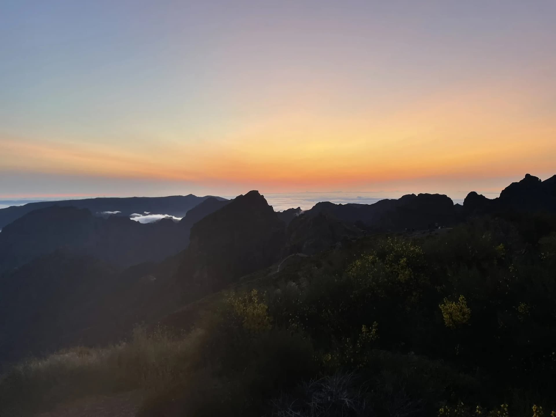Bergpanorama bij zonsopkomst boven de wolken op Madeira