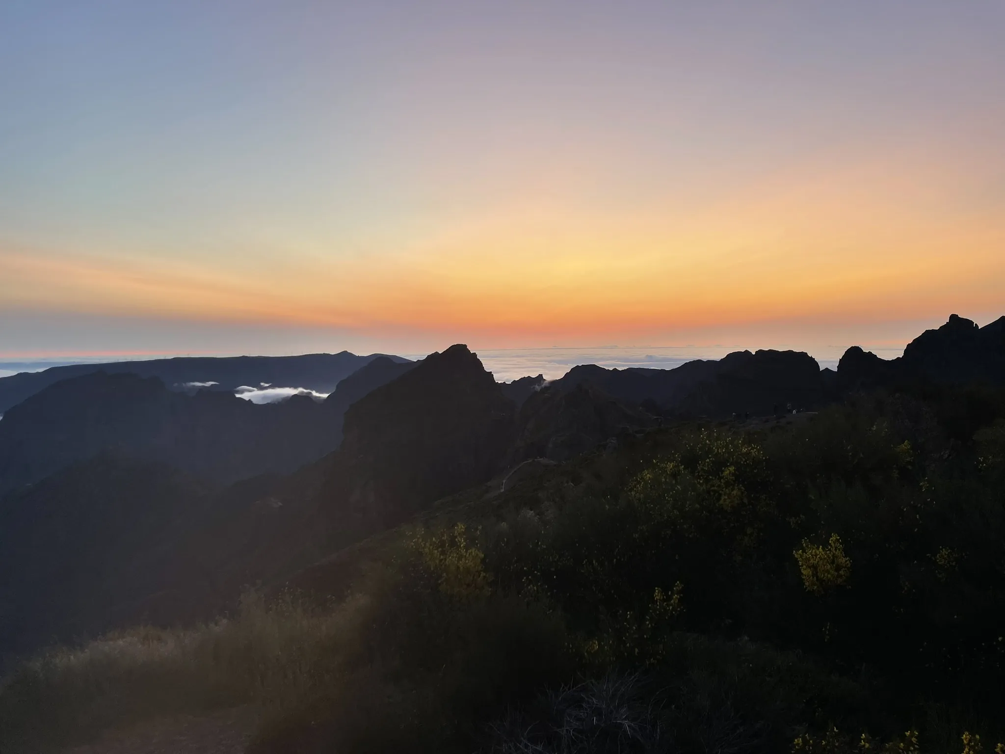 Bergpanorama bij zonsopkomst boven de wolken op Madeira