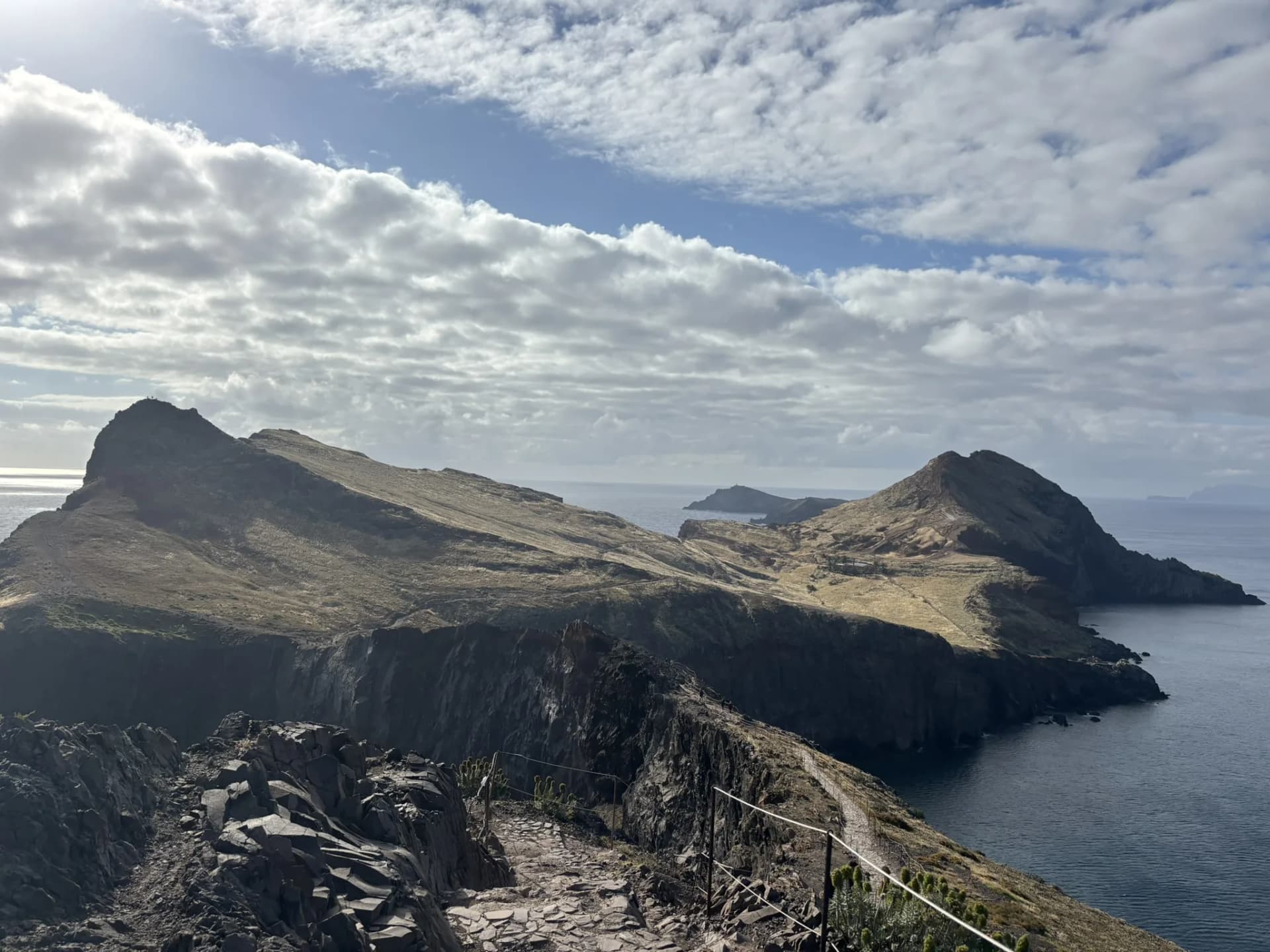Droge bergkammen en baaien op Ponta de São Lourenço