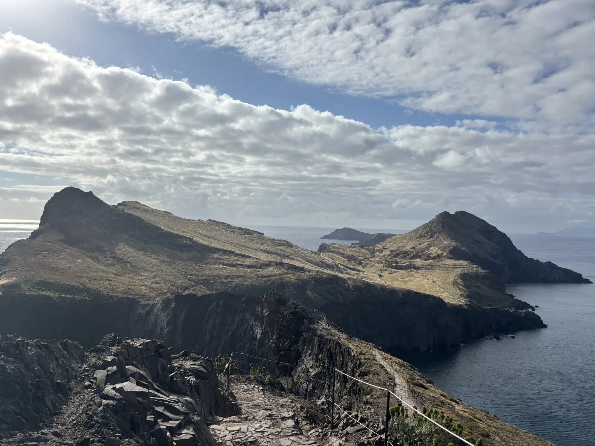 Droge bergkammen en baaien op Ponta de São Lourenço