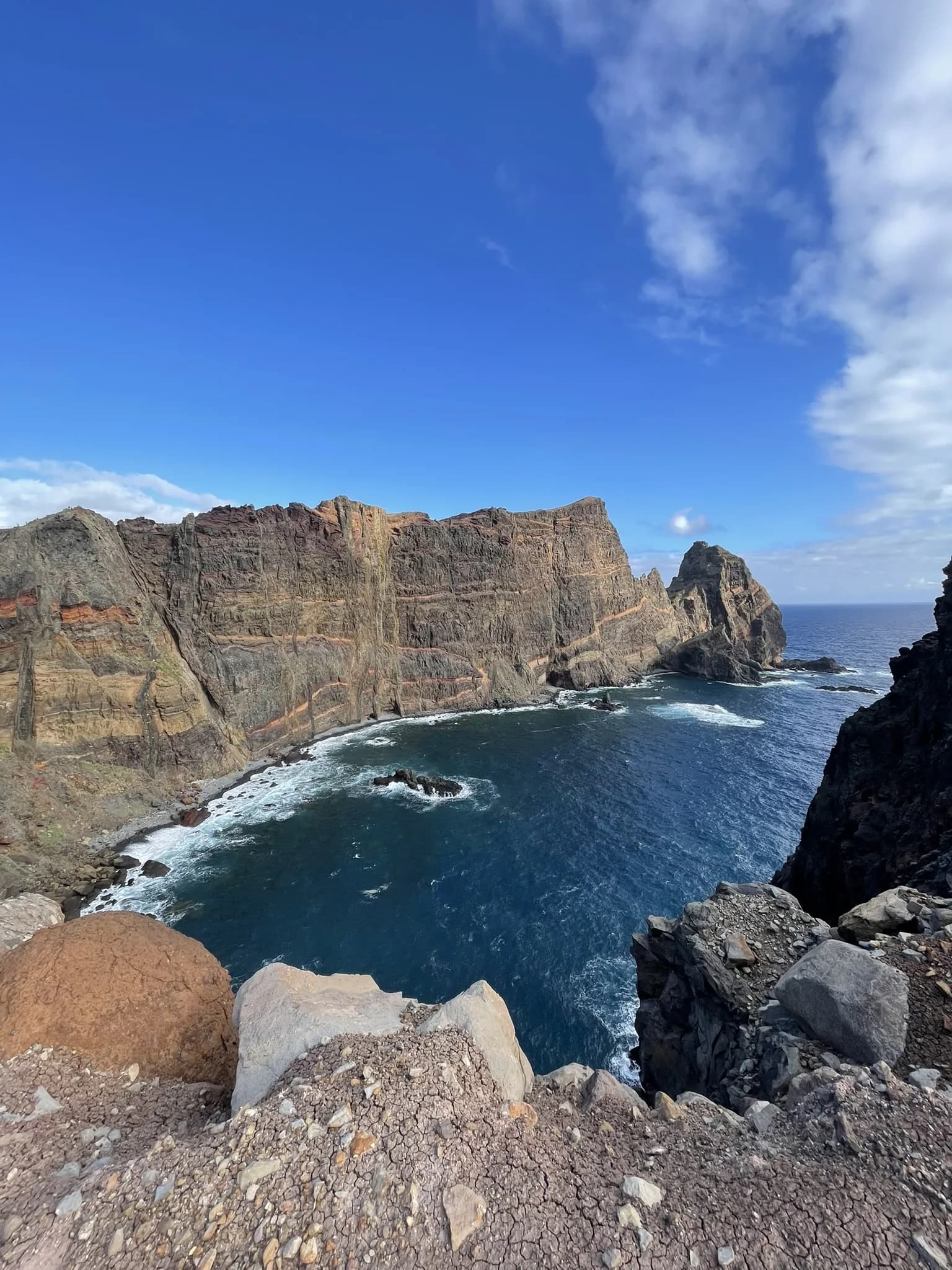 Steile vulkanische kliffen boven de Atlantische Oceaan