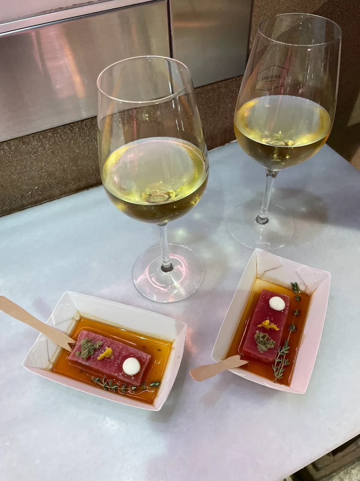 Tapas en twee glazen wijn in Mercado de San Miguel