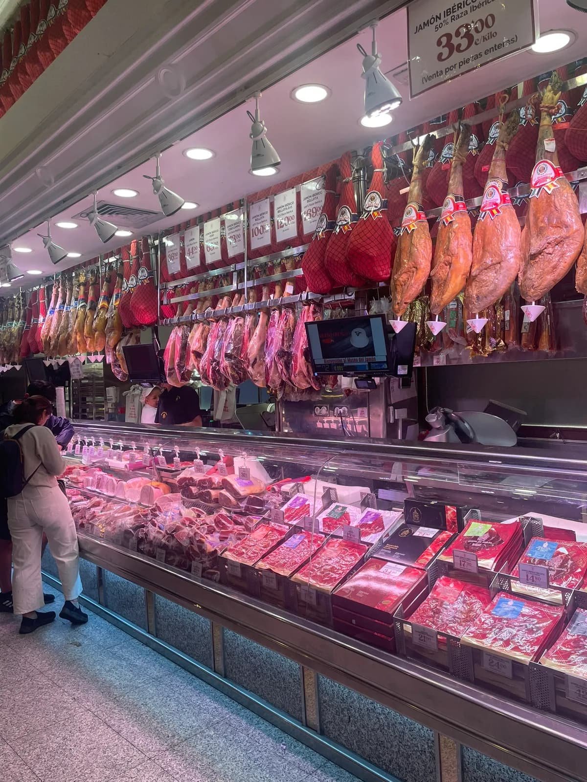Winkel met Spaanse hammen in het centrum van Madrid