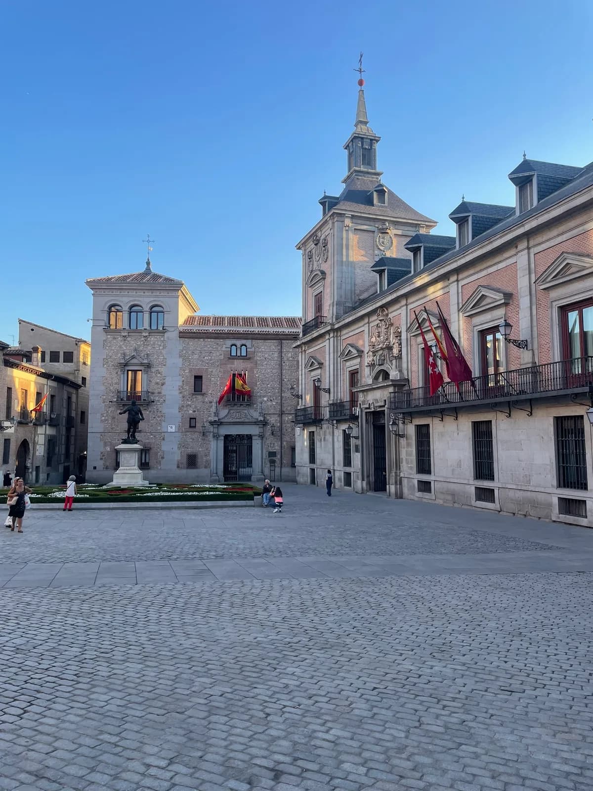 Historische gevels aan Plaza de la Villa in Madrid