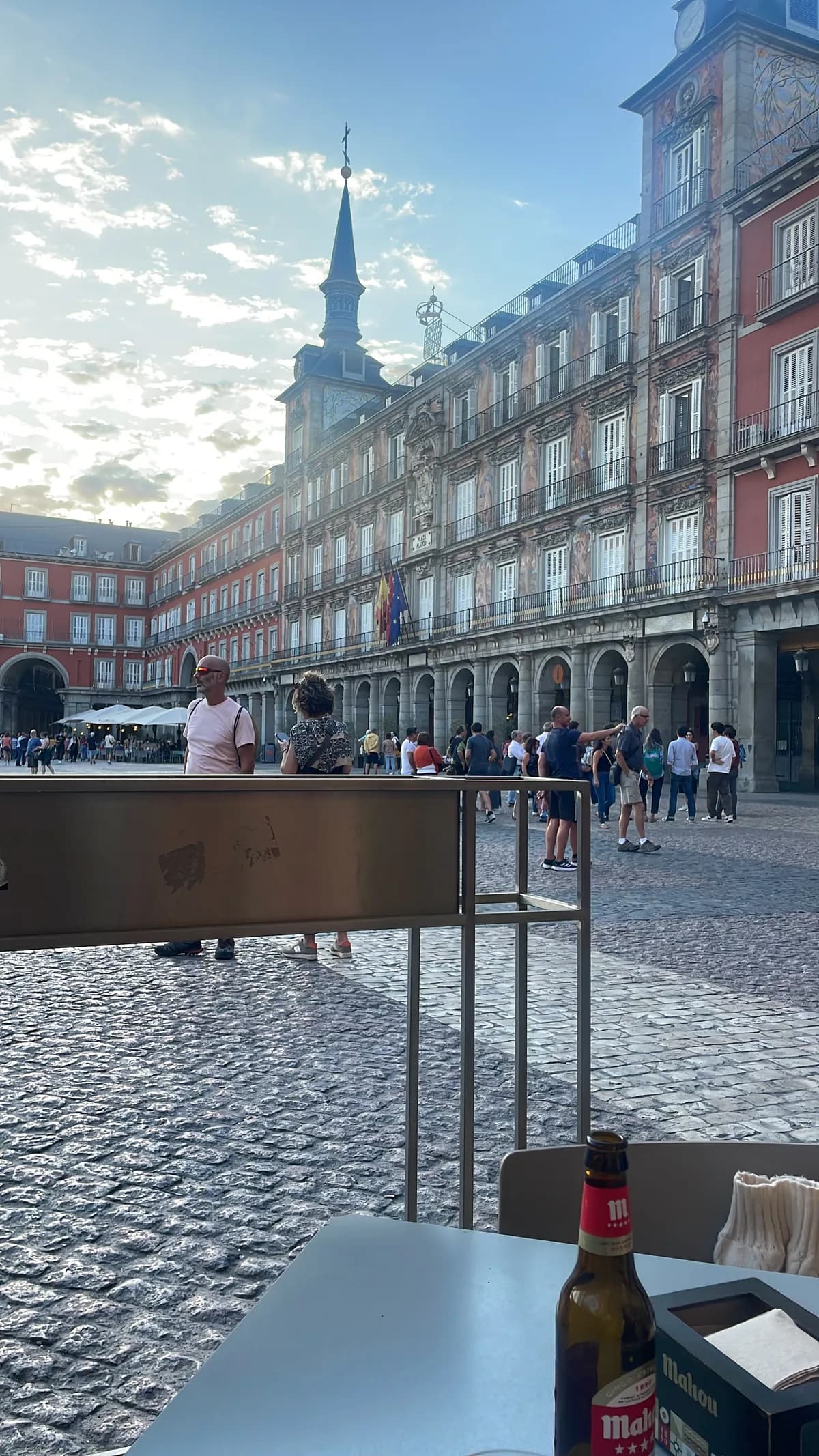 Plaza Mayor in Madrid gezien vanaf een terras
