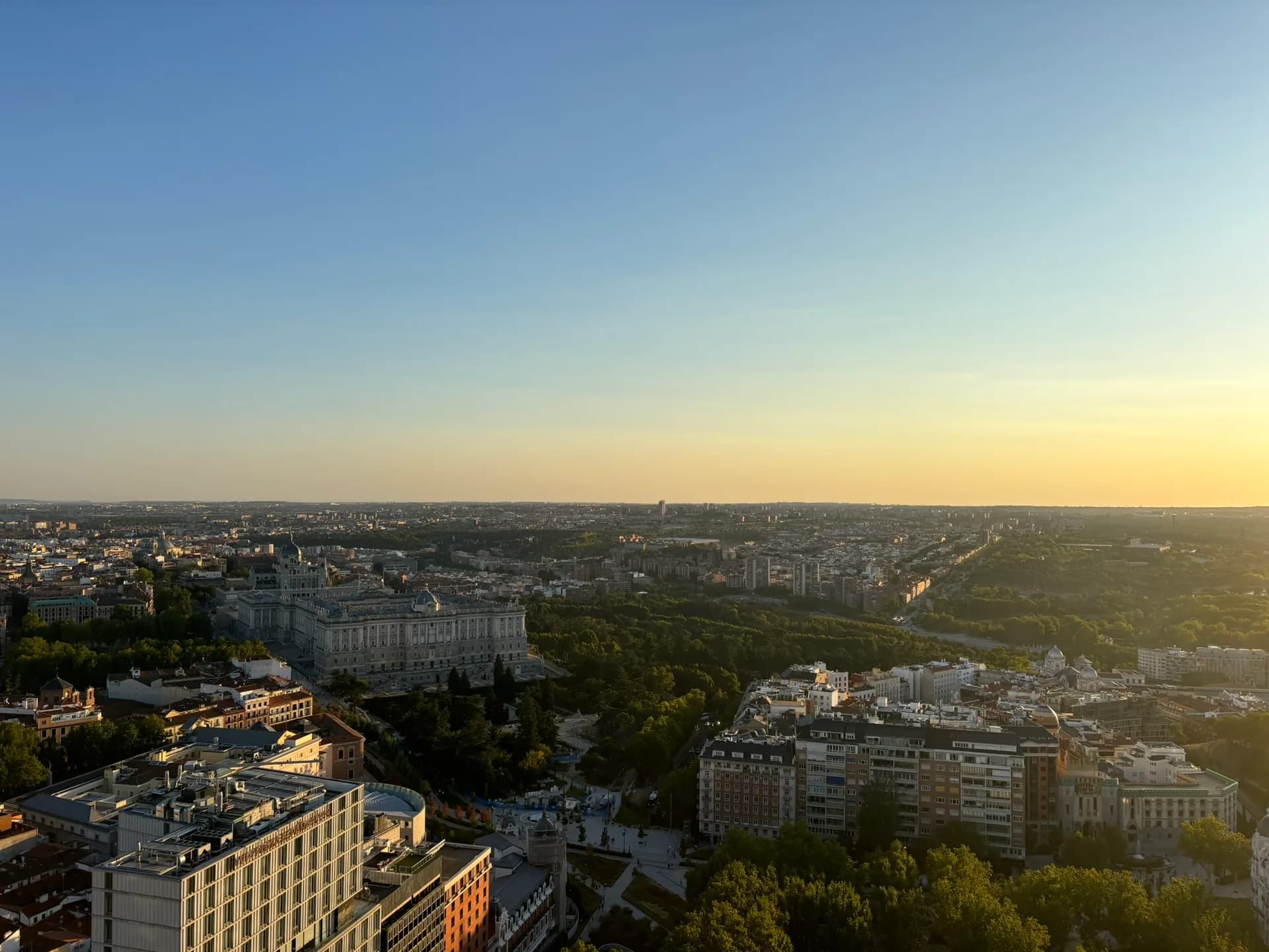 Zonsondergang over Madrid met het Koninklijk Paleis en de Almudena-kathedraal