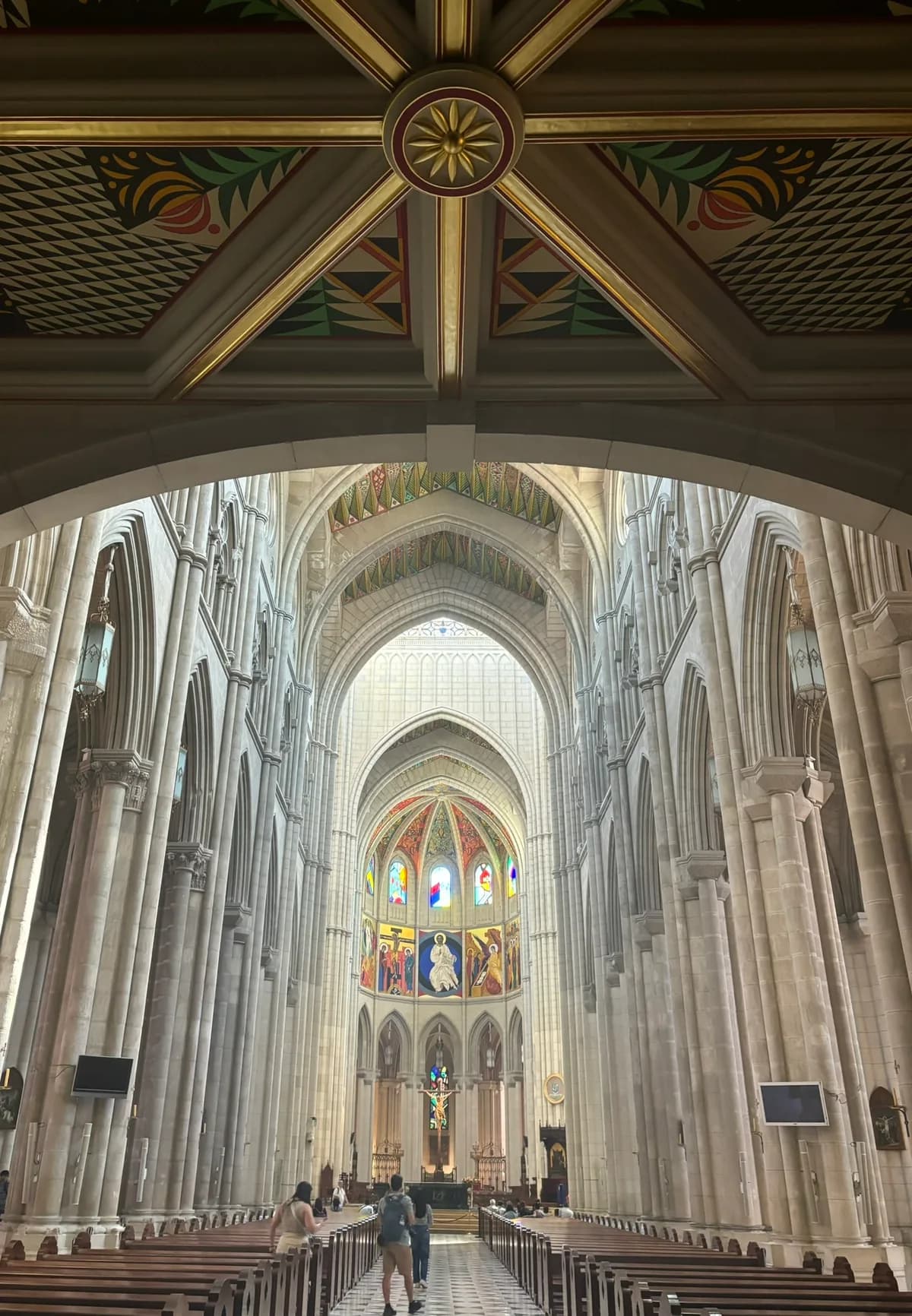 Interieur van de Almudena-kathedraal in Madrid