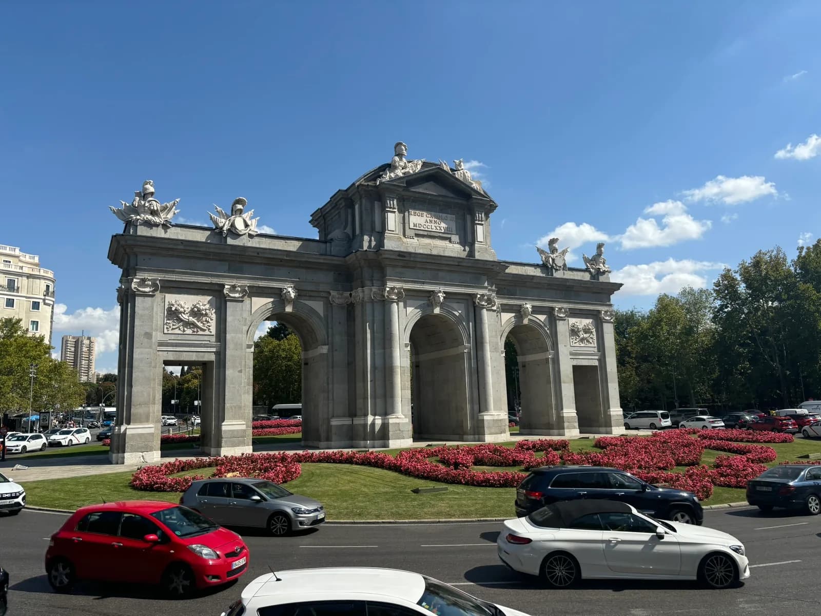 Puerta de Alcalá bij de noordwesthoek van Parque del Retiro