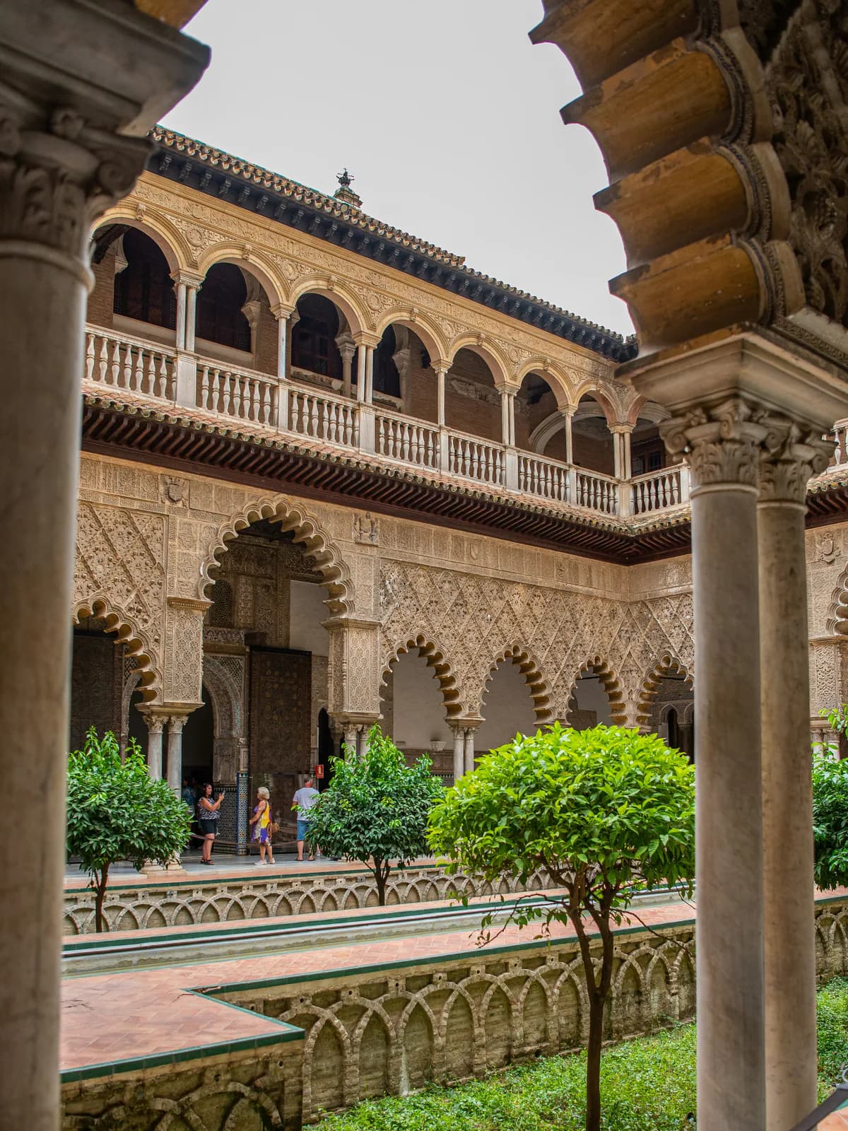 Binnenplaats van het Real Alcázar in Sevilla met bogen en zuilen