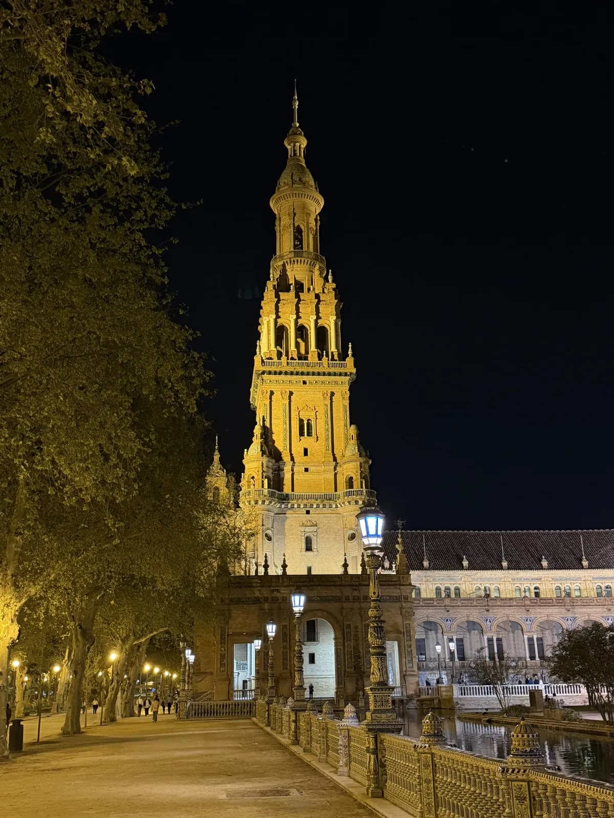 Verlichte toren van Plaza de España in Sevilla in de avond