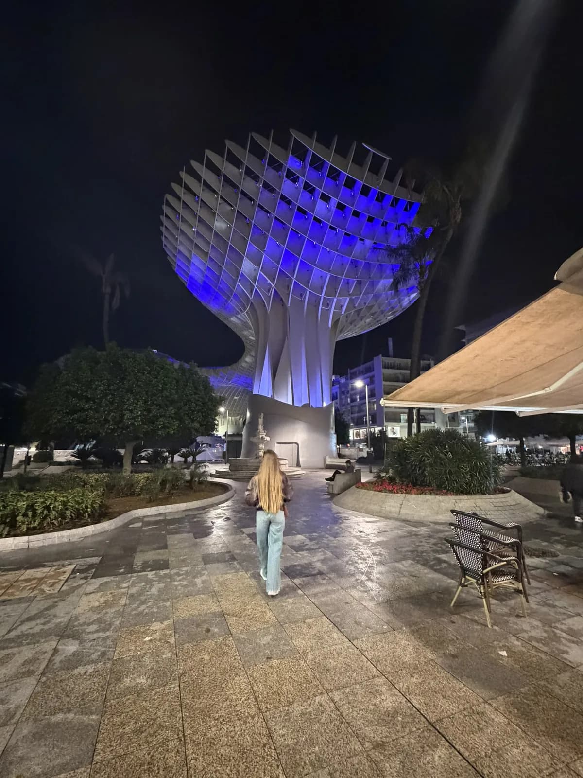 Verlichte Setas de Sevilla op Plaza de la Encarnación in de avond