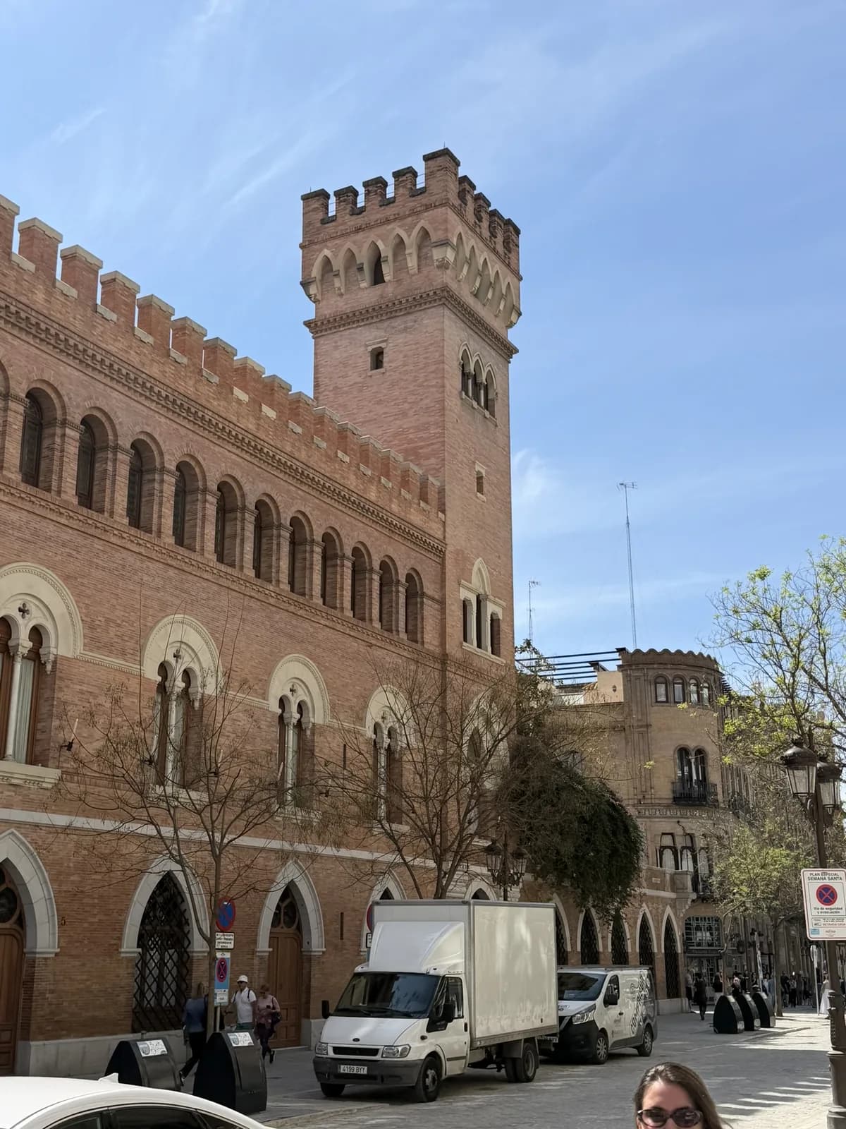 Bakstenen toren van het Palacio del Marqués de la Motilla in Sevilla