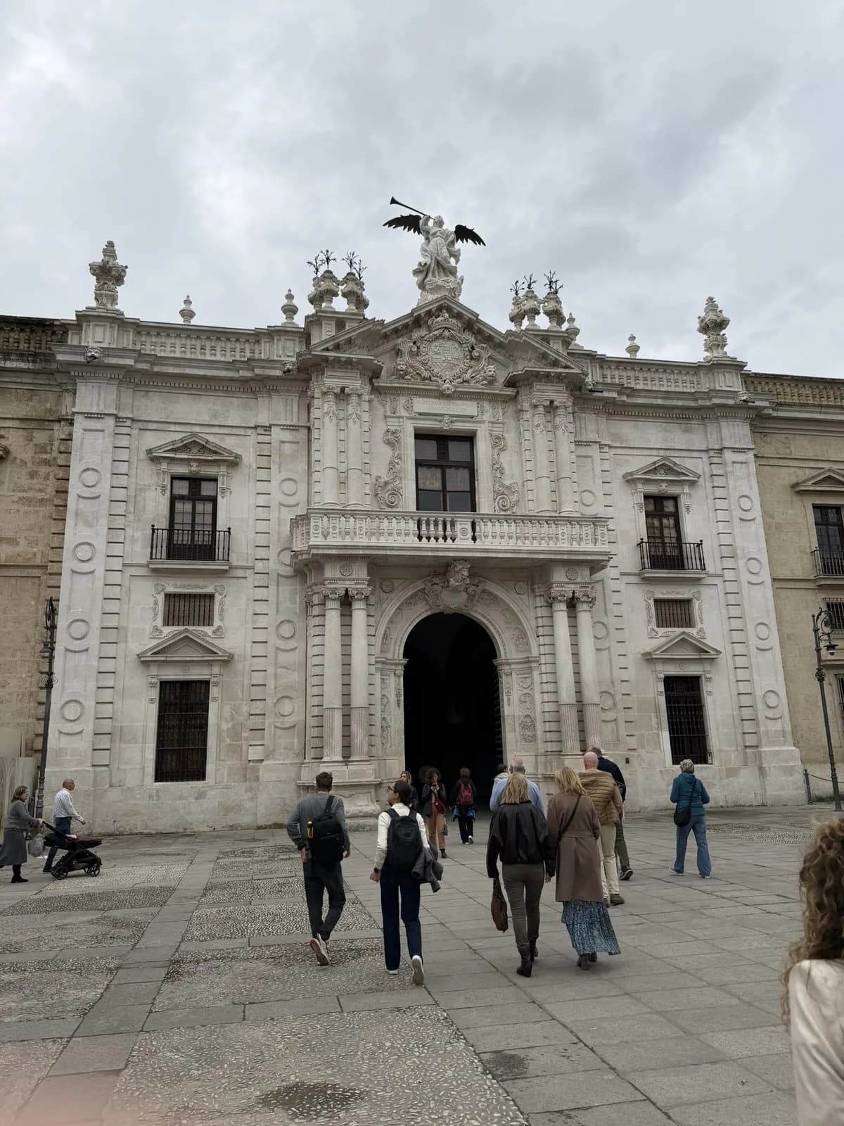 Barokke hoofdpoort van de Real Fábrica de Tabacos in Sevilla