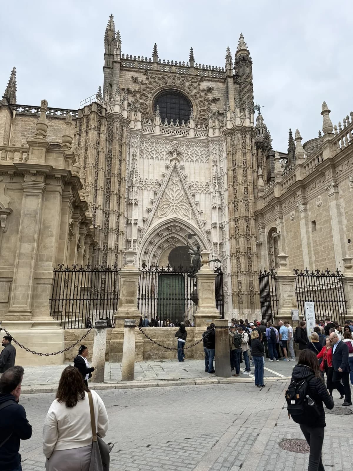 Hoofdingang van de kathedraal van Sevilla