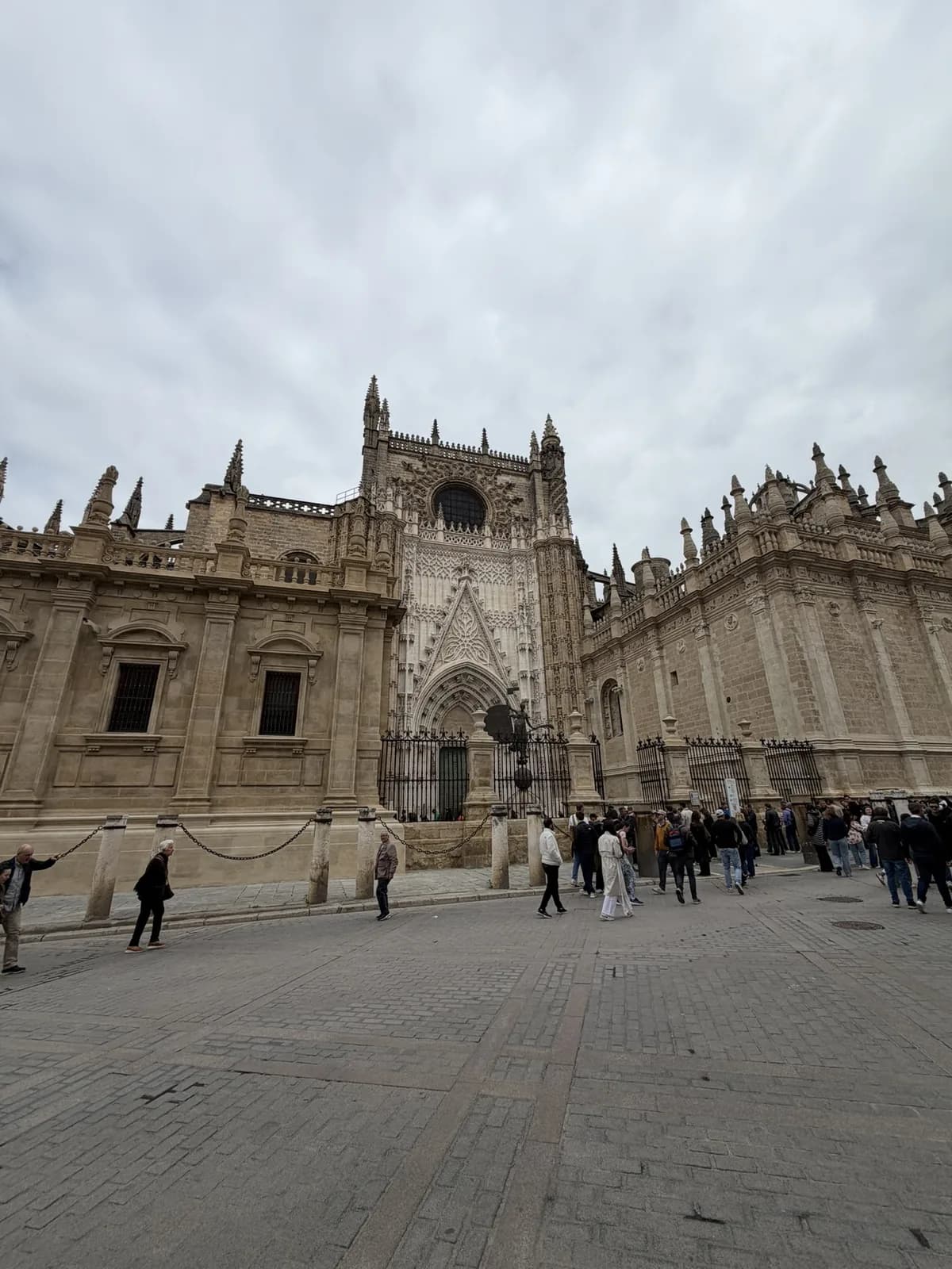 Gotisch portaal van de kathedraal van Sevilla