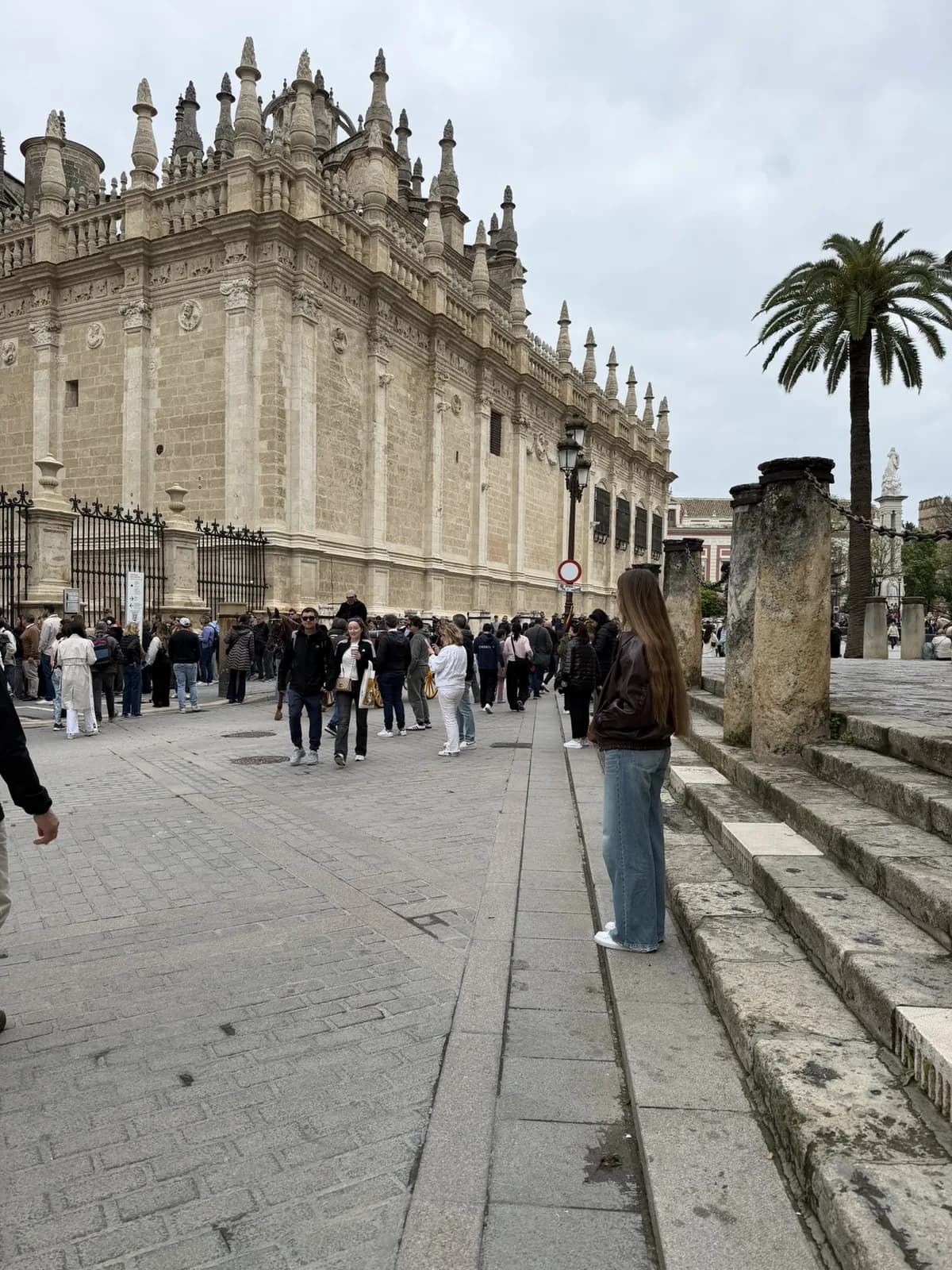 Zijgevel van de kathedraal van Sevilla met palmbomen