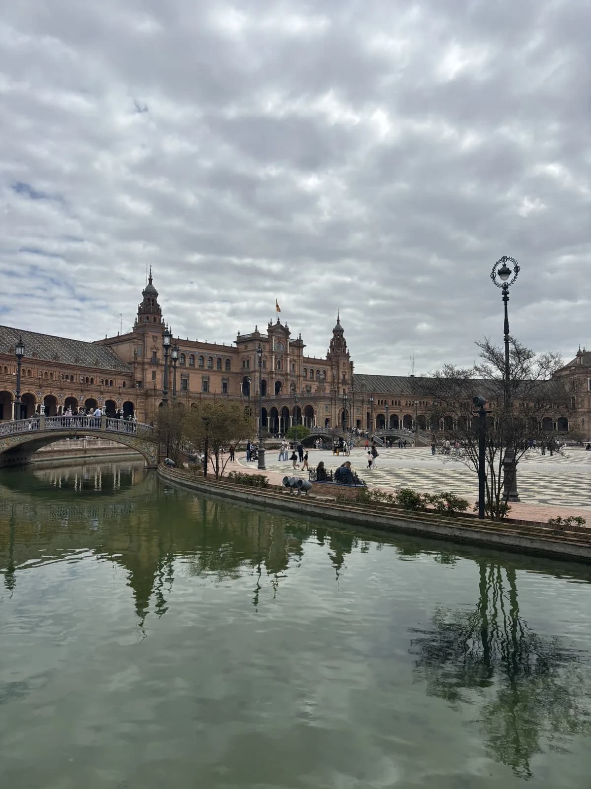 Kanaal en gebogen gevel van Plaza de España in Sevilla