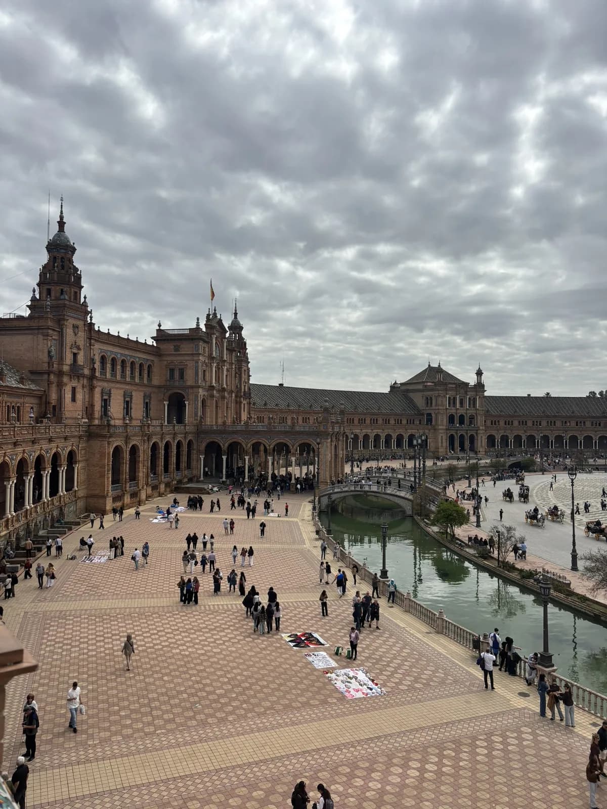 Plaza de España in Sevilla gezien vanaf een van de bruggen